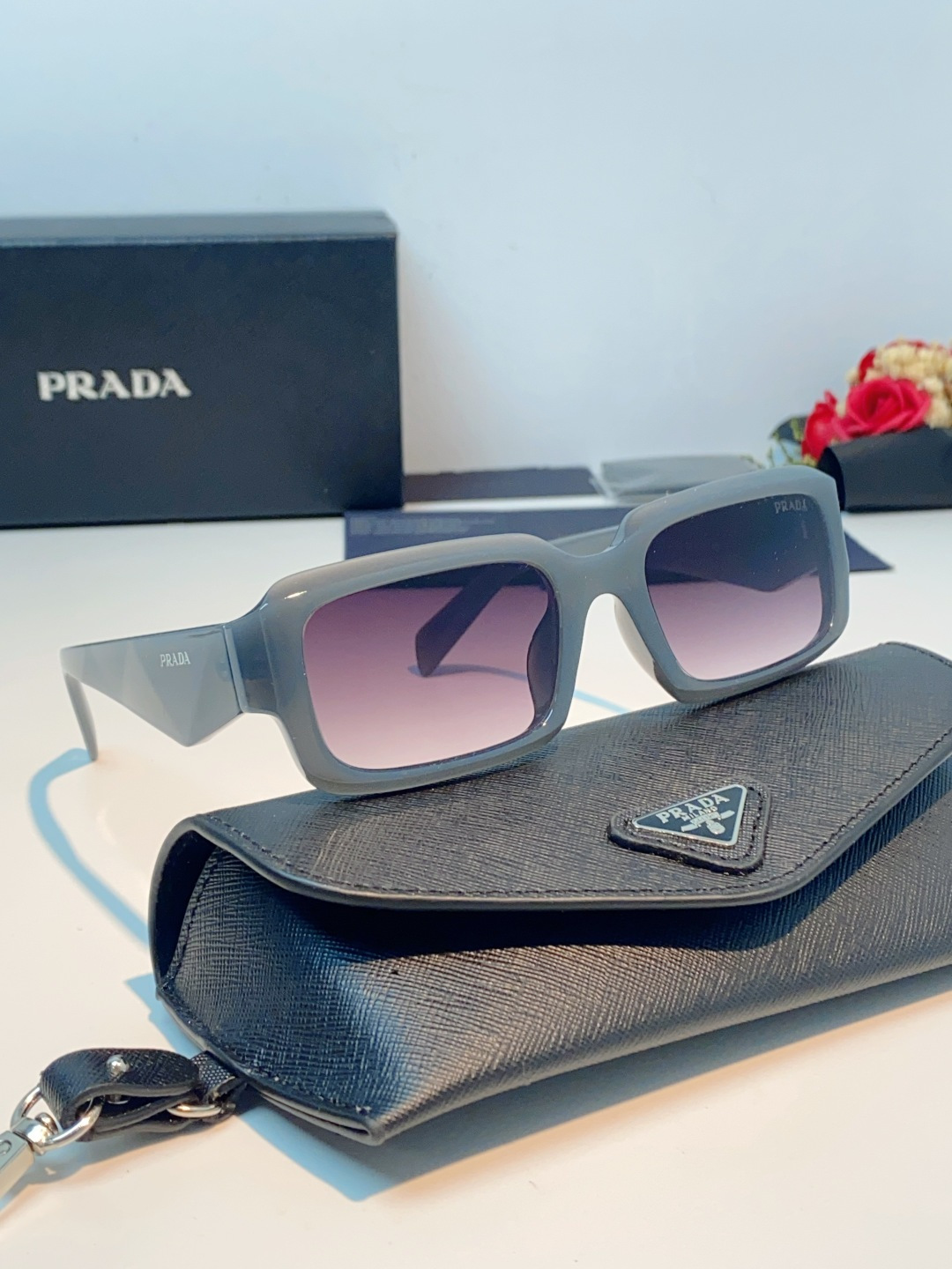 PRADA普拉达新款 烟灰色方框墨镜｜自带高定氛围感的时髦利器 将Prada的标志性美学与现代潮流完美融