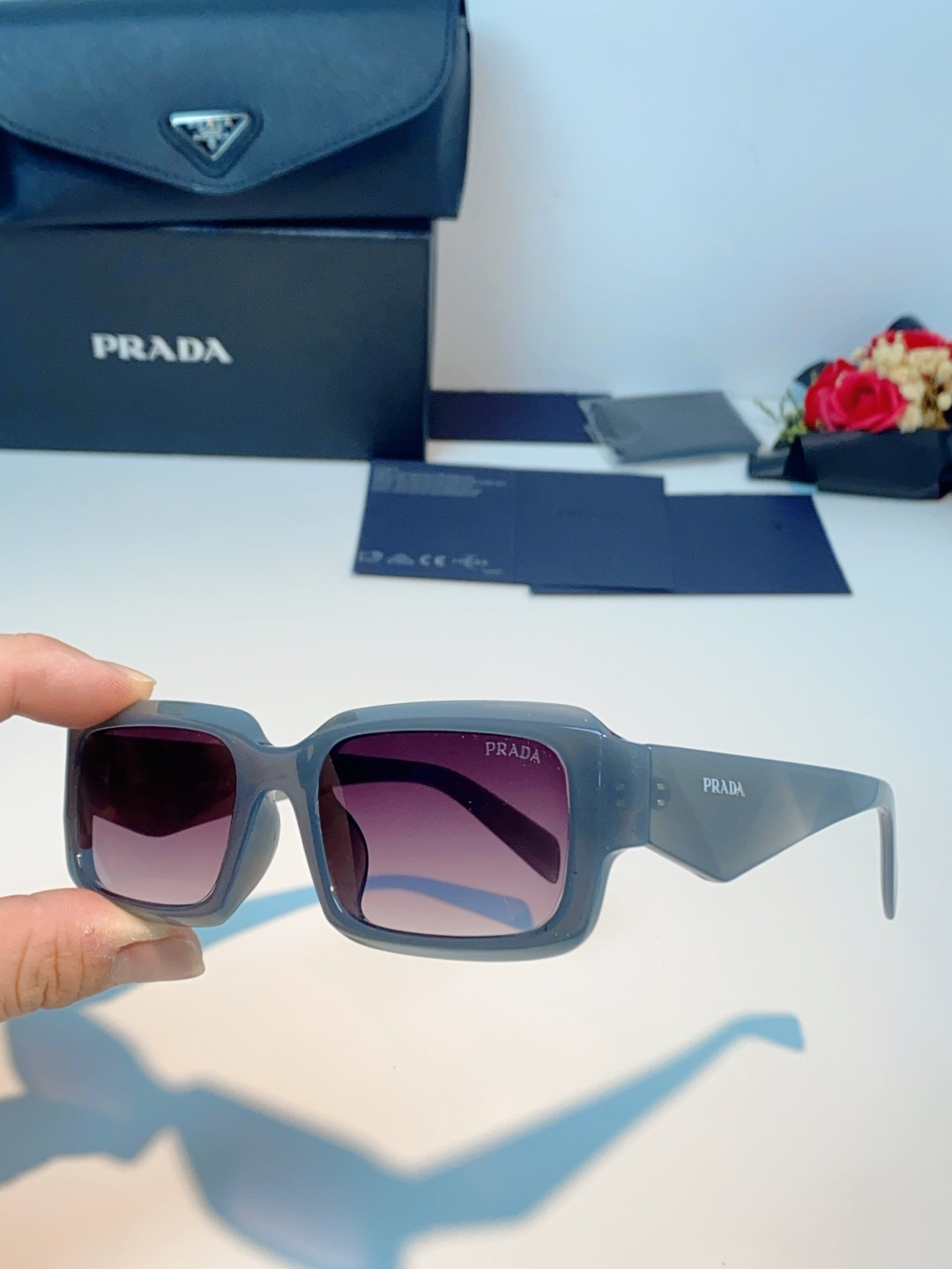 PRADA普拉达新款 烟灰色方框墨镜｜自带高定氛围感的时髦利器 将Prada的标志性美学与现代潮流完美融