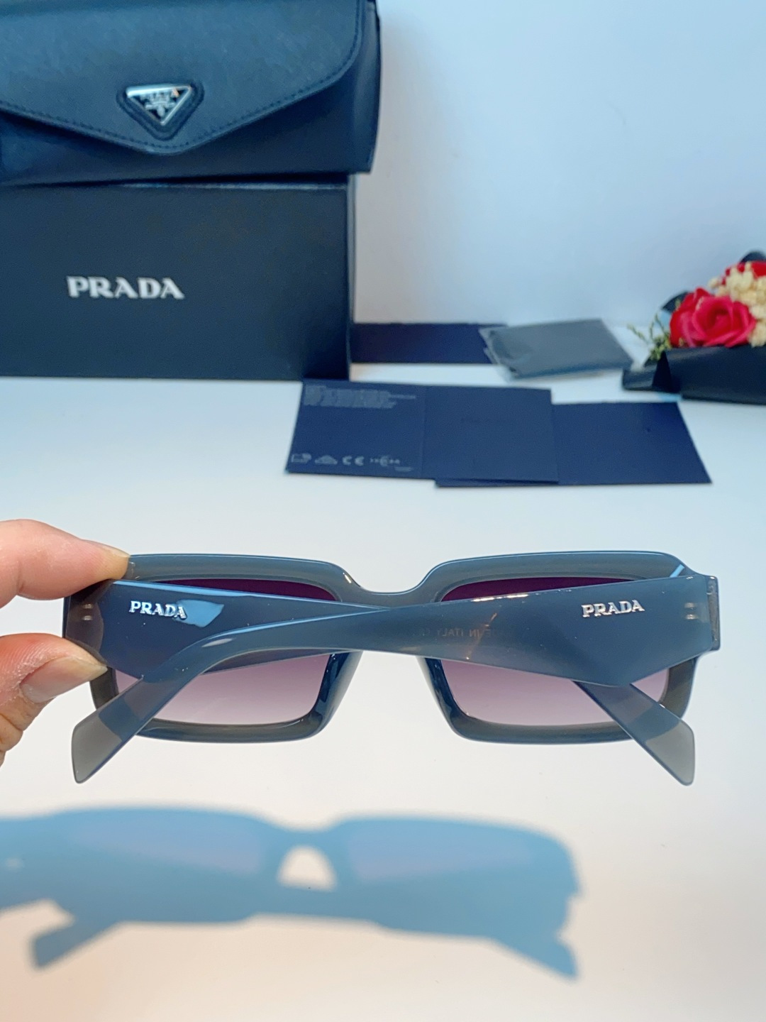 PRADA普拉达新款 烟灰色方框墨镜｜自带高定氛围感的时髦利器 将Prada的标志性美学与现代潮流完美融