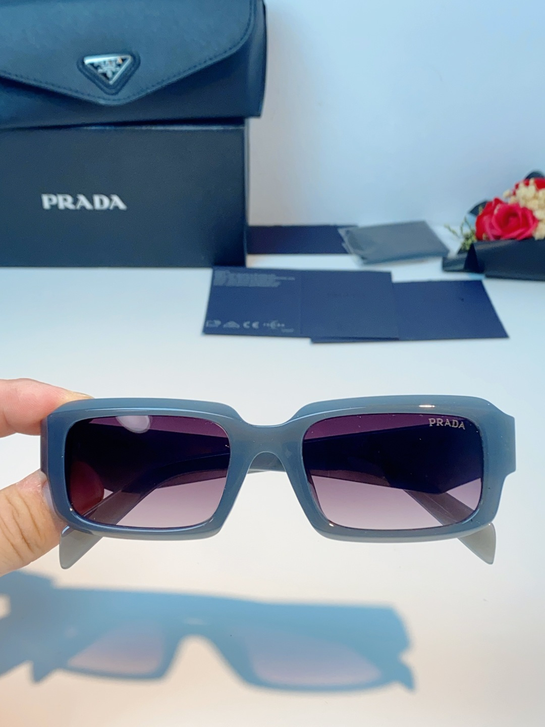 PRADA普拉达新款 烟灰色方框墨镜｜自带高定氛围感的时髦利器 将Prada的标志性美学与现代潮流完美融