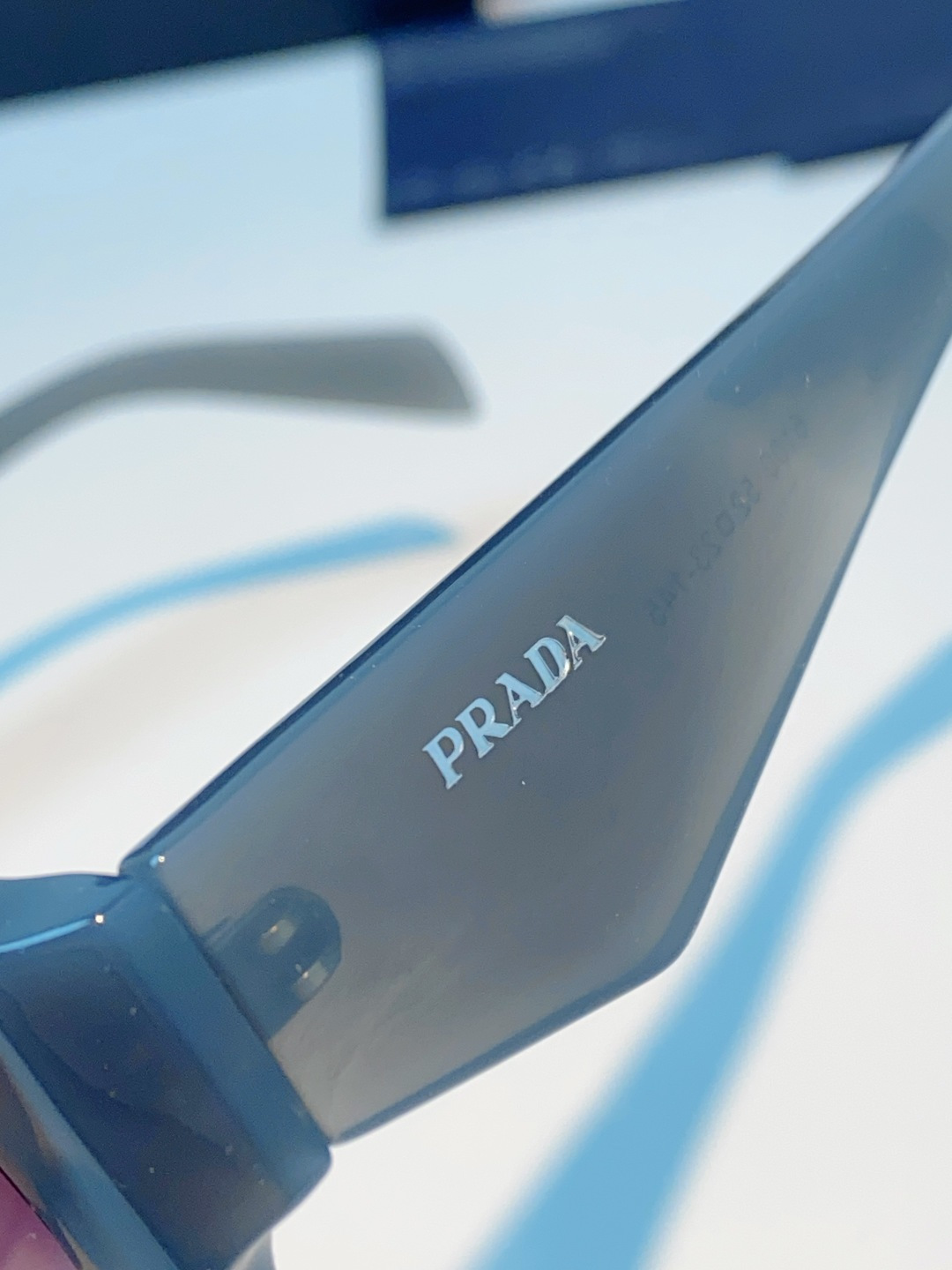 PRADA普拉达新款 烟灰色方框墨镜｜自带高定氛围感的时髦利器 将Prada的标志性美学与现代潮流完美融