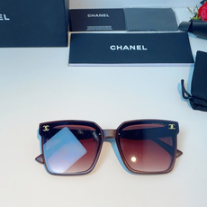 Chanel香奈儿 2026新款经典黑方框墨镜,将香奈儿标志性的优雅美学与现代都市酷感完美融合,是衣橱里 Chanel香奈儿 2026新款经典黑方框墨镜,将香奈儿标志性的优雅美学与现代都市酷感完美融合,是衣橱里
