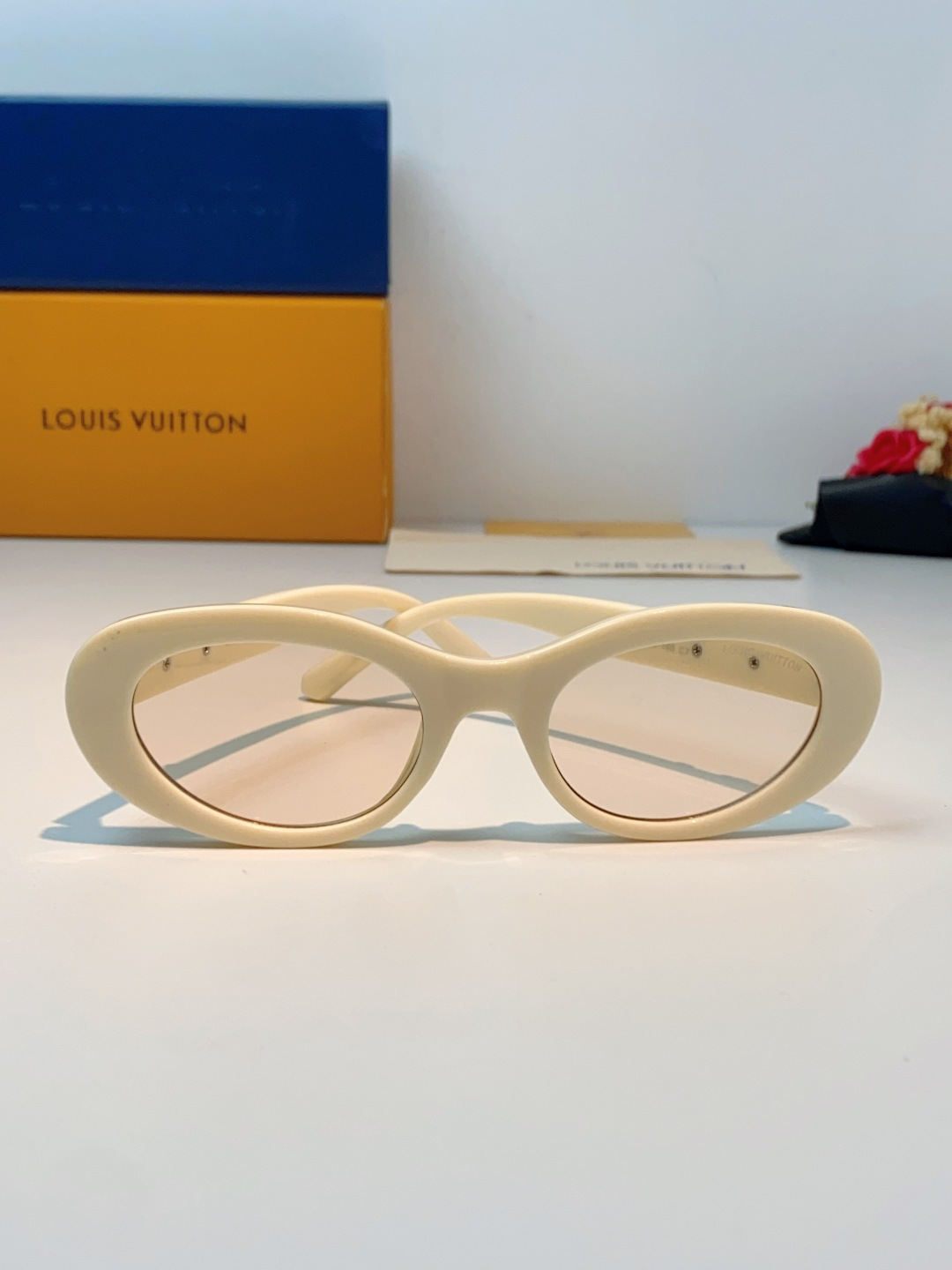 LouisVuitton路易威登 2026LV专属标识细节，镜腿上的金色LV字母、Monogram徽章与