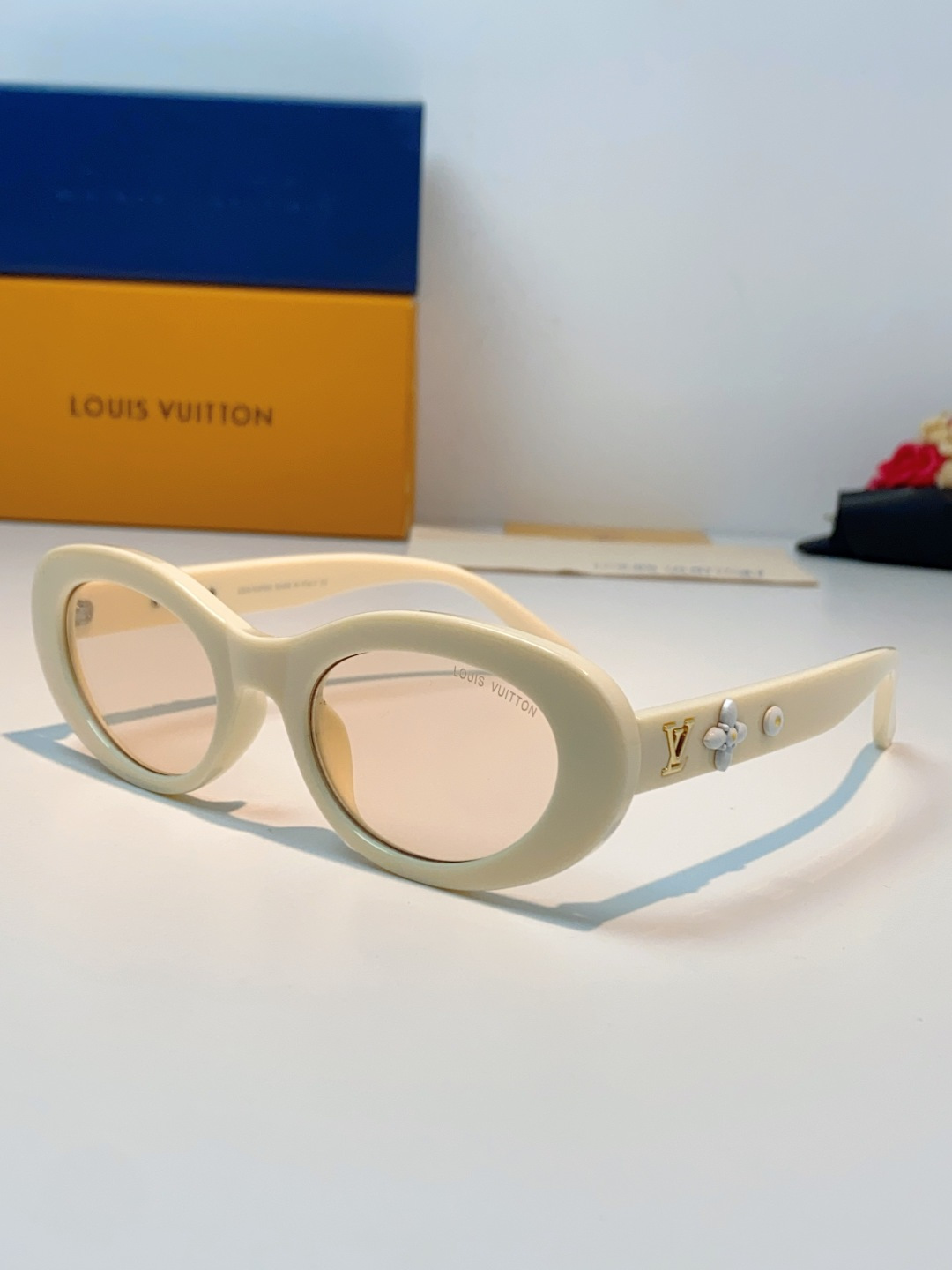 LouisVuitton路易威登 2026LV专属标识细节，镜腿上的金色LV字母、Monogram徽章与