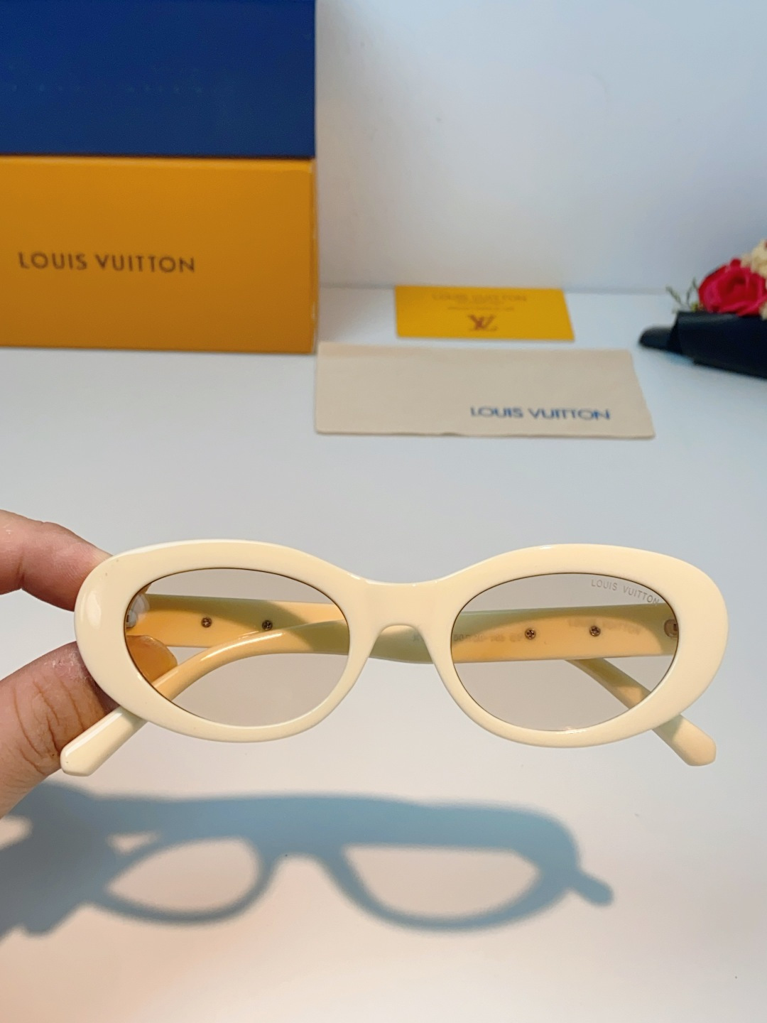 LouisVuitton路易威登 2026LV专属标识细节，镜腿上的金色LV字母、Monogram徽章与