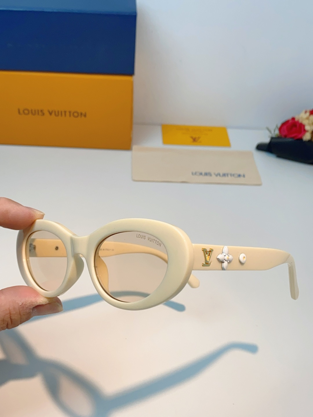 LouisVuitton路易威登 2026LV专属标识细节，镜腿上的金色LV字母、Monogram徽章与
