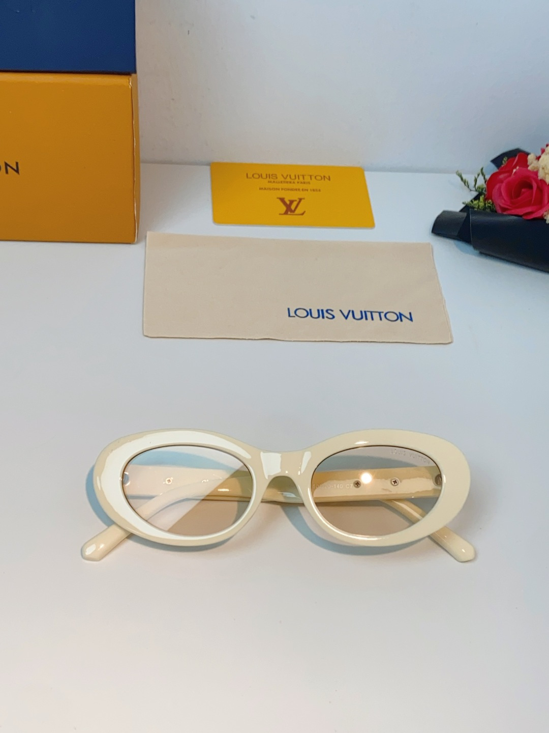 LouisVuitton路易威登 2026LV专属标识细节，镜腿上的金色LV字母、Monogram徽章与