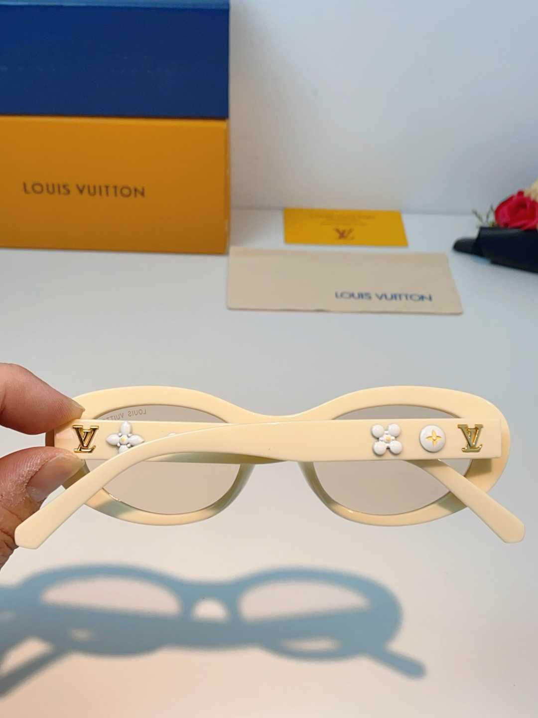 LouisVuitton路易威登 2026LV专属标识细节，镜腿上的金色LV字母、Monogram徽章与