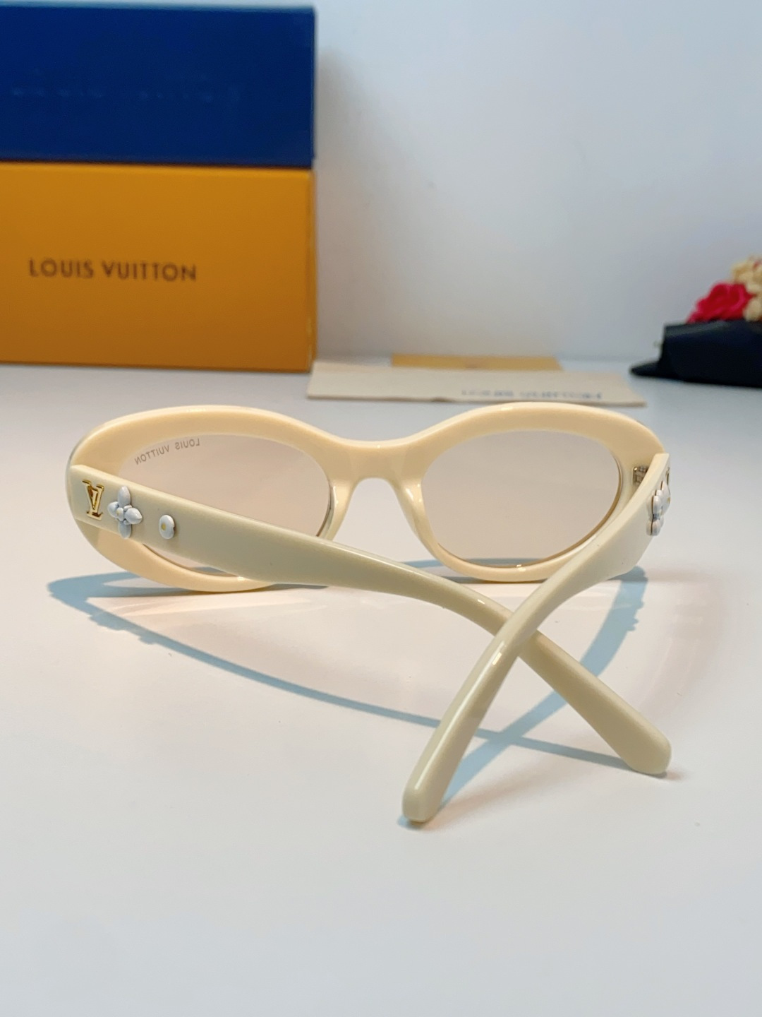 LouisVuitton路易威登 2026LV专属标识细节，镜腿上的金色LV字母、Monogram徽章与