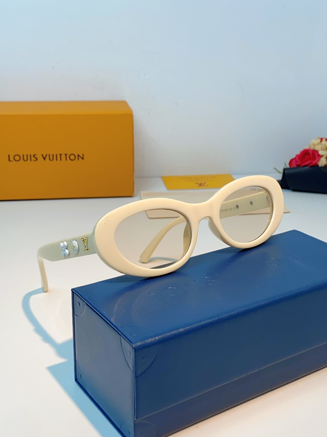 LouisVuitton路易威登 2026LV专属标识细节，镜腿上的金色LV字母、Monogram徽章与