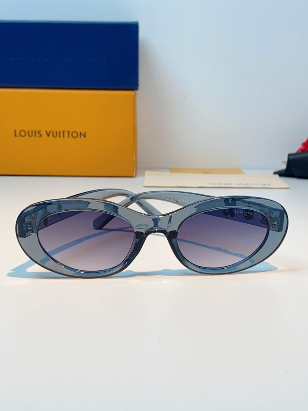 LouisVuitton路易威登 2026LV专属标识细节，镜腿上的金色LV字母、Monogram徽章与