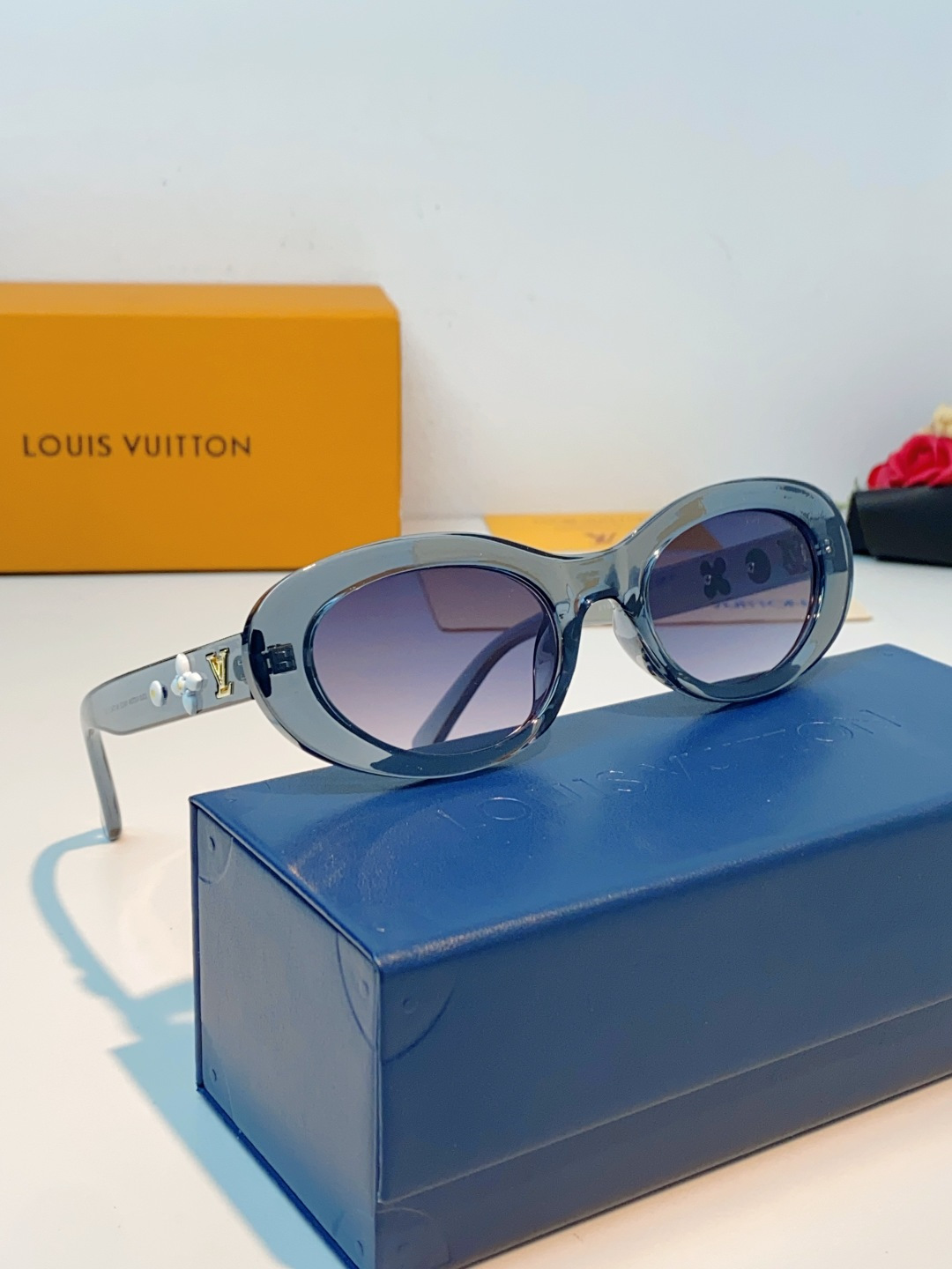 LouisVuitton路易威登 2026LV专属标识细节，镜腿上的金色LV字母、Monogram徽章与