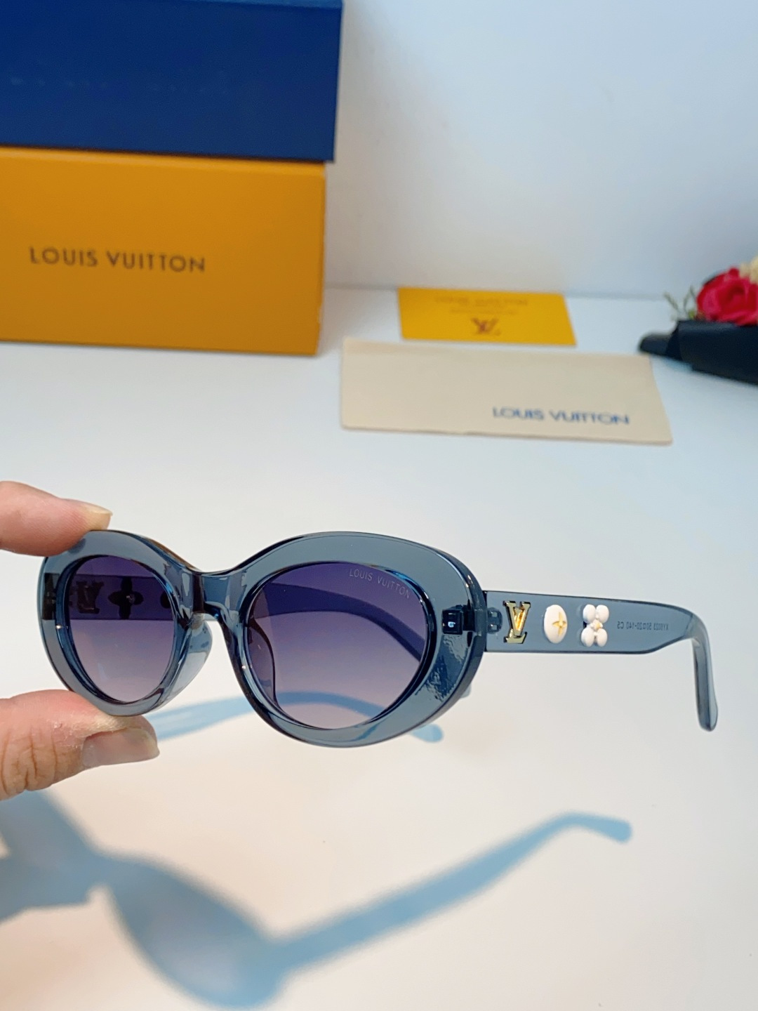LouisVuitton路易威登 2026LV专属标识细节，镜腿上的金色LV字母、Monogram徽章与