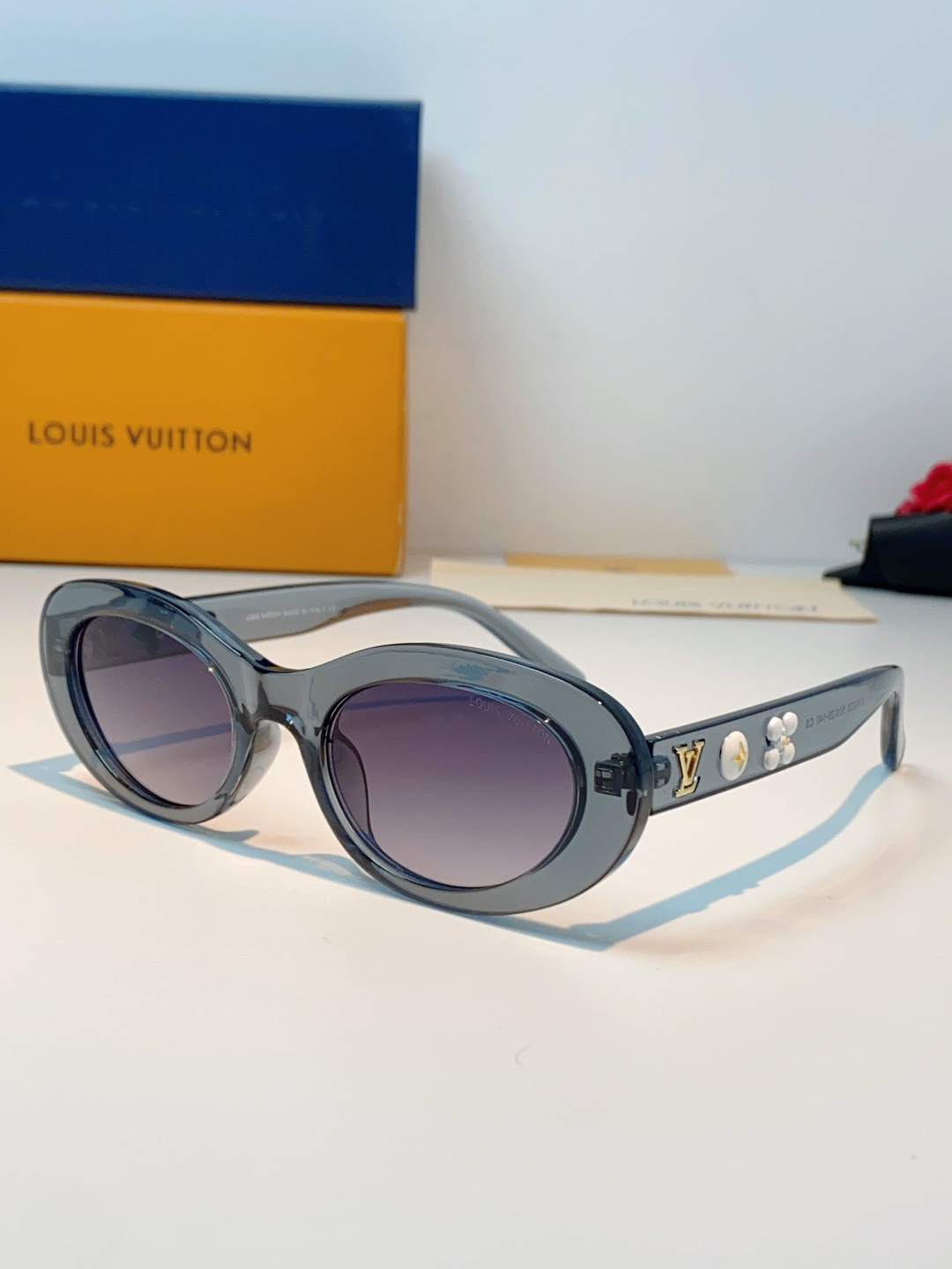 LouisVuitton路易威登 2026LV专属标识细节，镜腿上的金色LV字母、Monogram徽章与