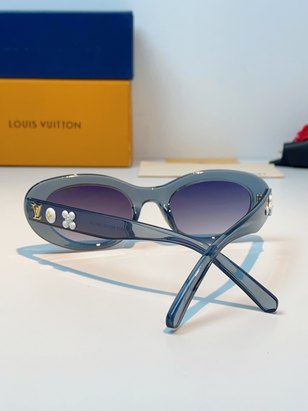 LouisVuitton路易威登 2026LV专属标识细节，镜腿上的金色LV字母、Monogram徽章与