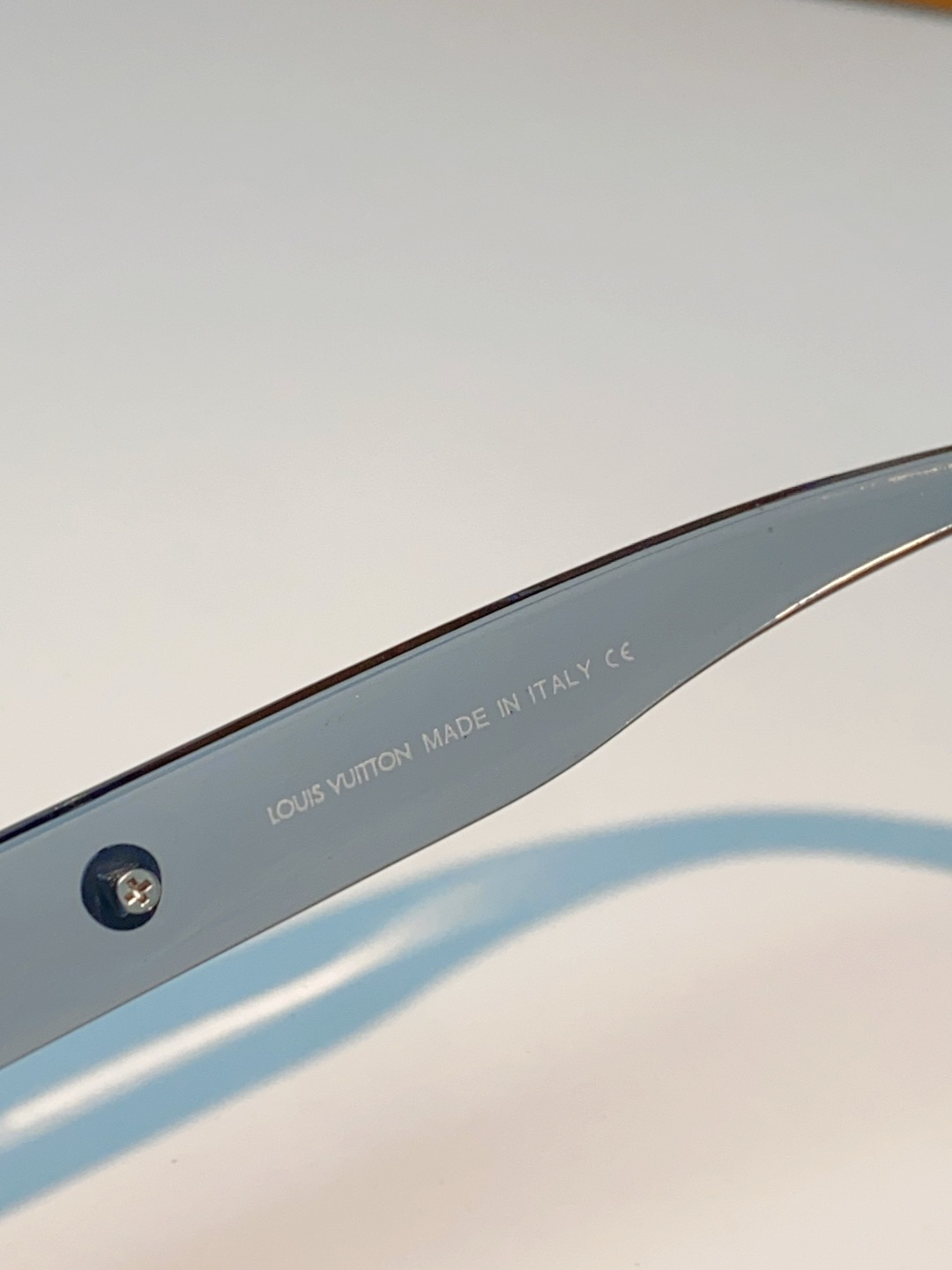 LouisVuitton路易威登 2026LV专属标识细节，镜腿上的金色LV字母、Monogram徽章与