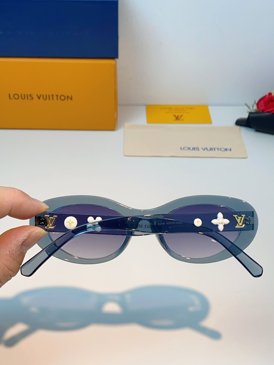 LouisVuitton路易威登 2026LV专属标识细节，镜腿上的金色LV字母、Monogram徽章与