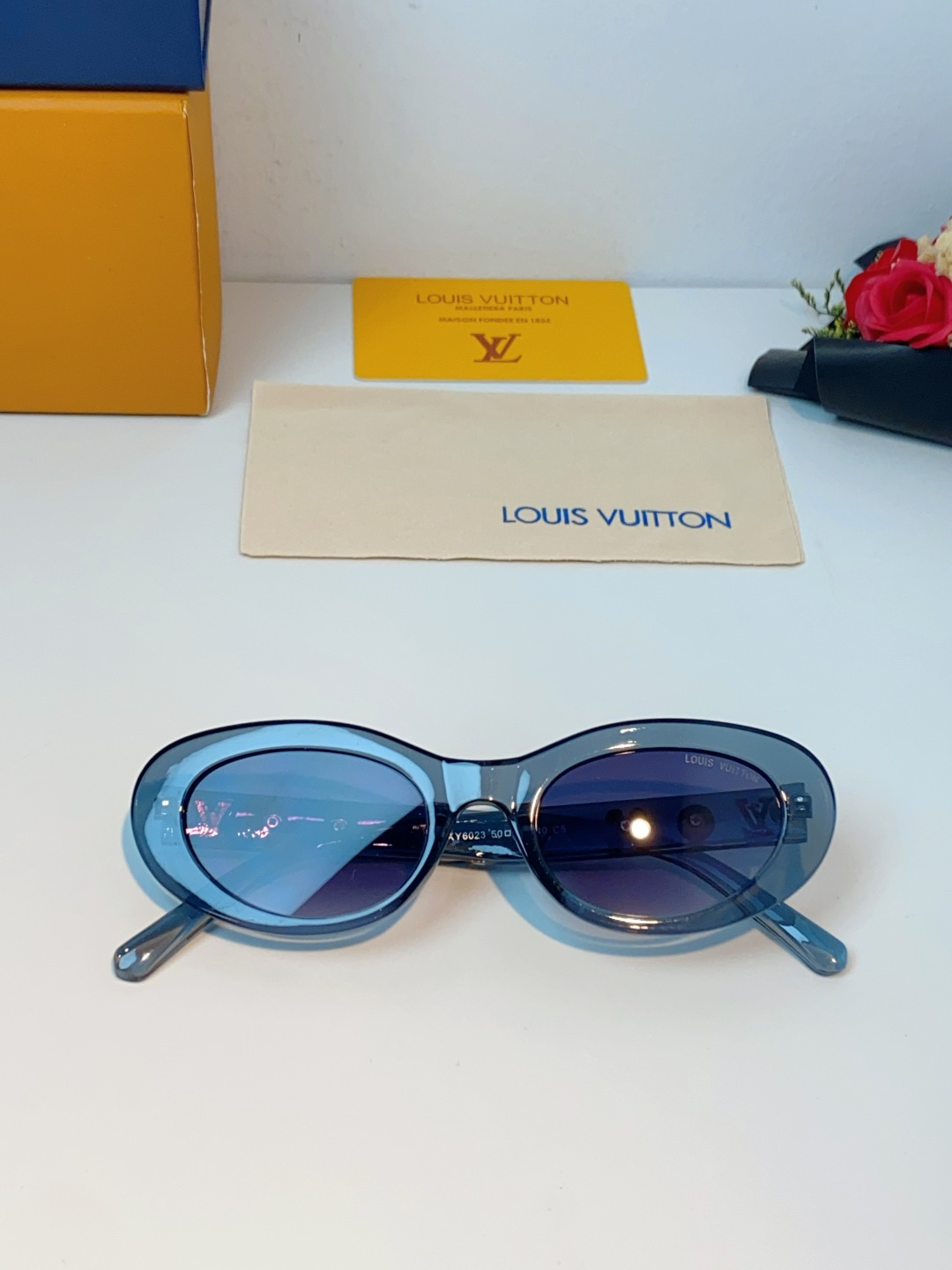 LouisVuitton路易威登 2026LV专属标识细节，镜腿上的金色LV字母、Monogram徽章与