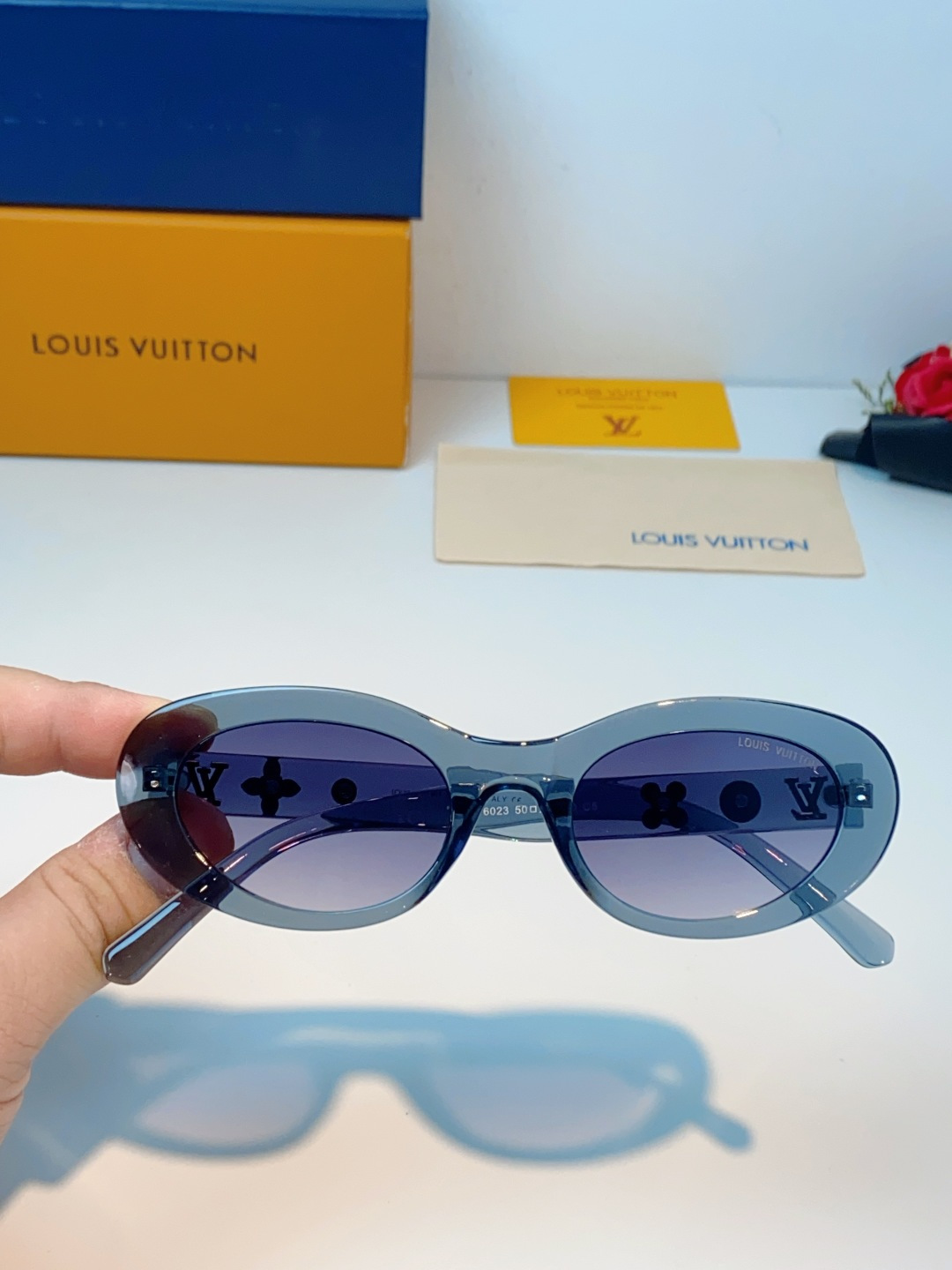 LouisVuitton路易威登 2026LV专属标识细节，镜腿上的金色LV字母、Monogram徽章与