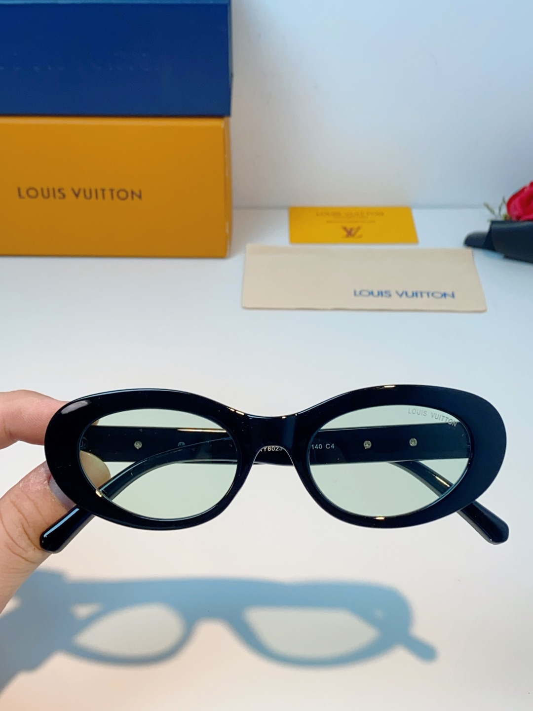 LouisVuitton路易威登 2026LV专属标识细节，镜腿上的金色LV字母、Monogram徽章与