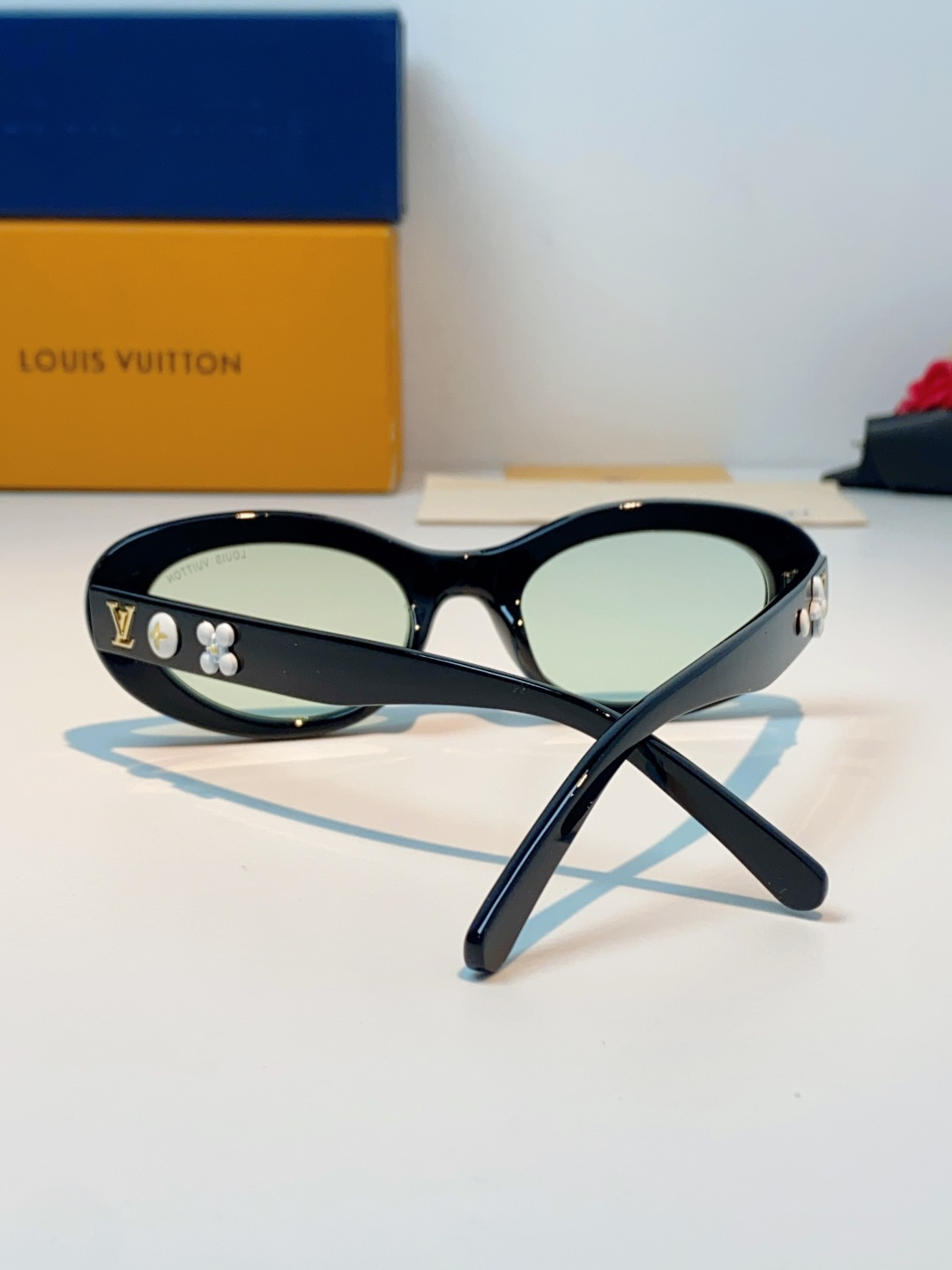 LouisVuitton路易威登 2026LV专属标识细节，镜腿上的金色LV字母、Monogram徽章与