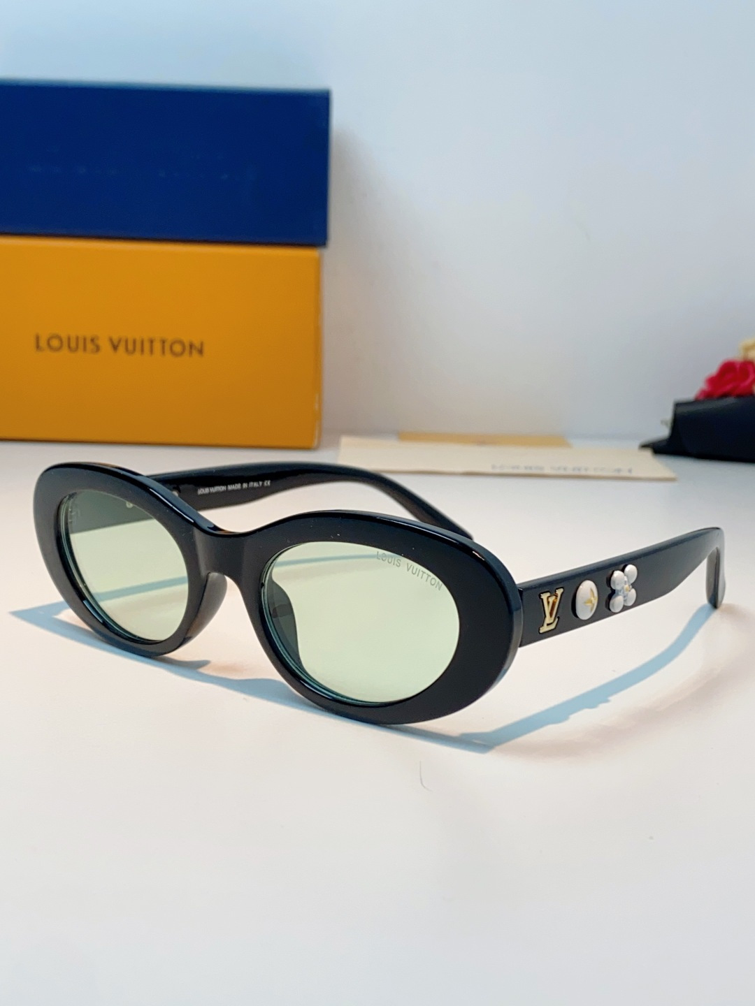 LouisVuitton路易威登 2026LV专属标识细节，镜腿上的金色LV字母、Monogram徽章与