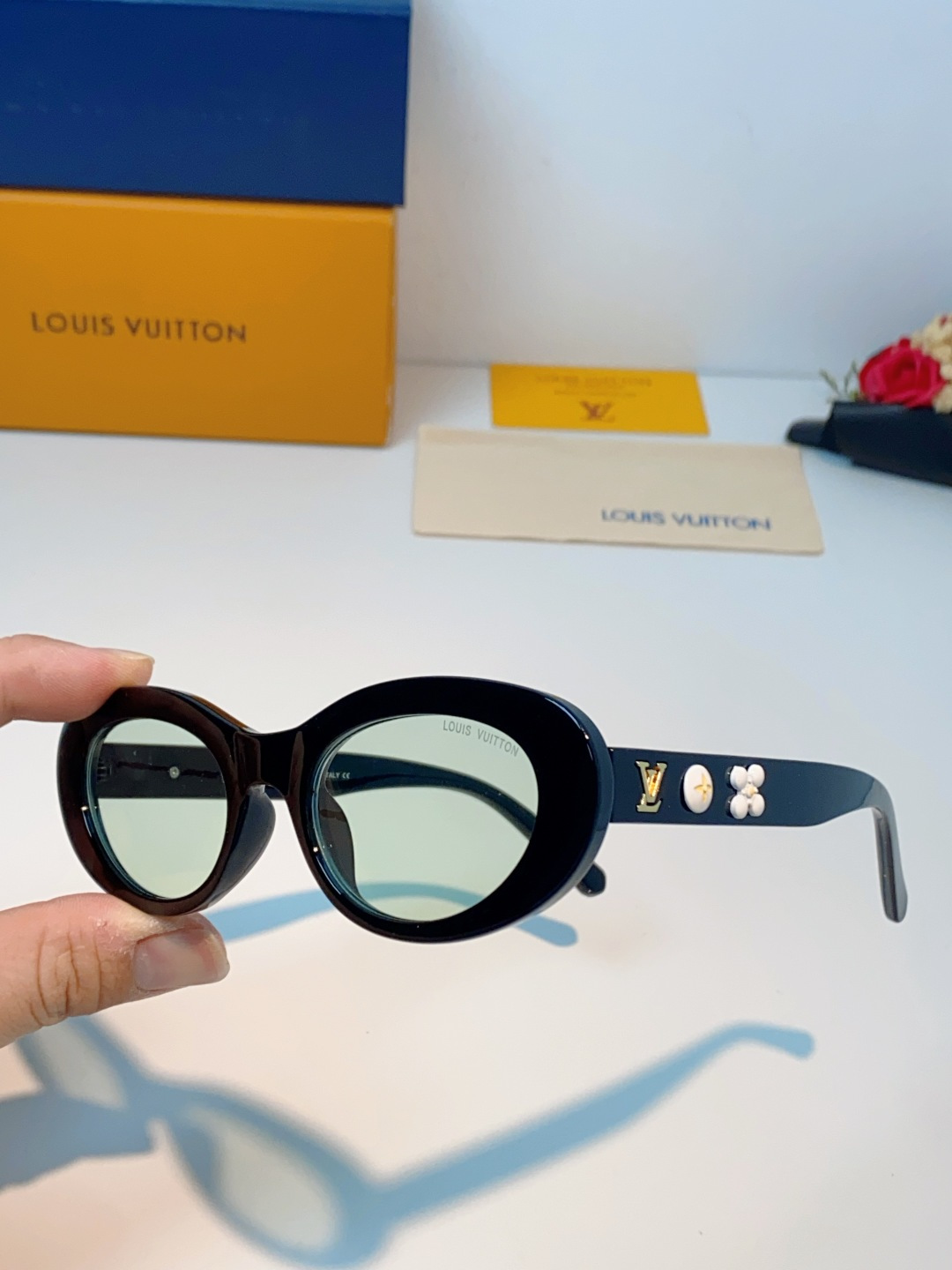 LouisVuitton路易威登 2026LV专属标识细节，镜腿上的金色LV字母、Monogram徽章与