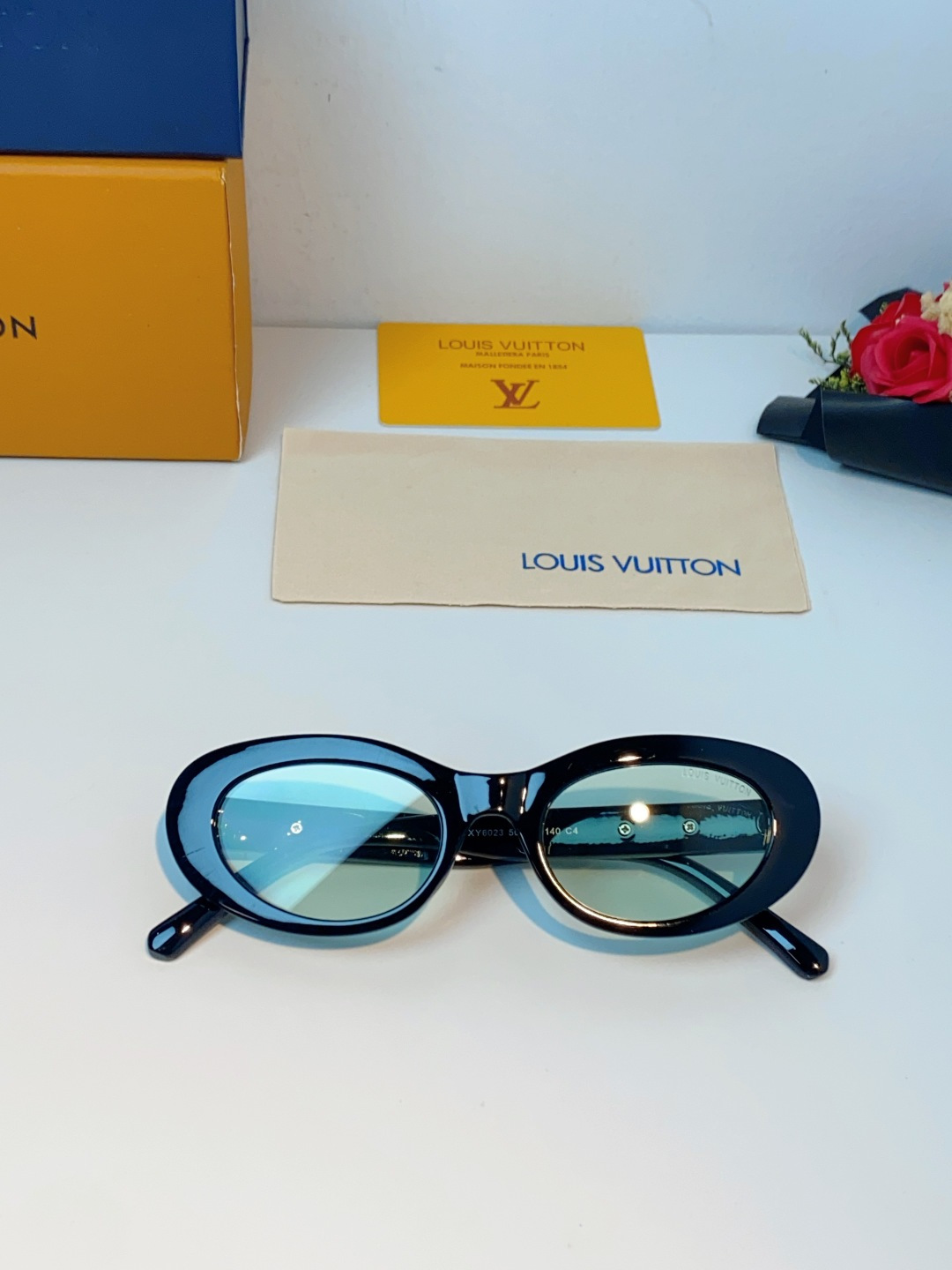 LouisVuitton路易威登 2026LV专属标识细节，镜腿上的金色LV字母、Monogram徽章与