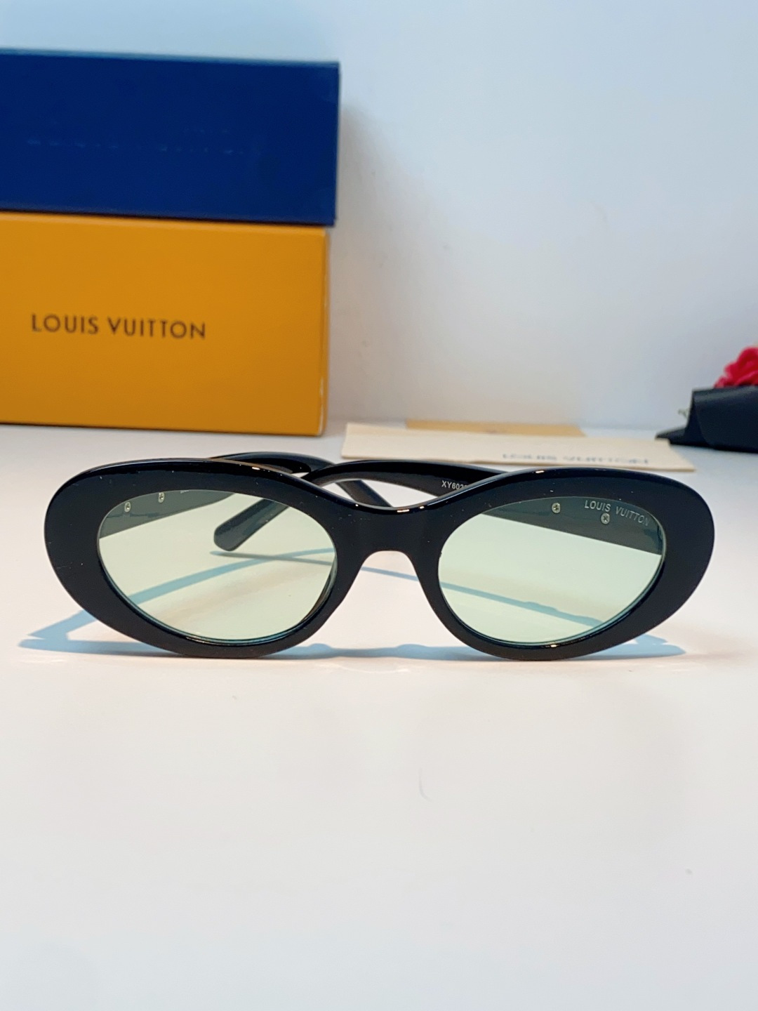 LouisVuitton路易威登 2026LV专属标识细节，镜腿上的金色LV字母、Monogram徽章与