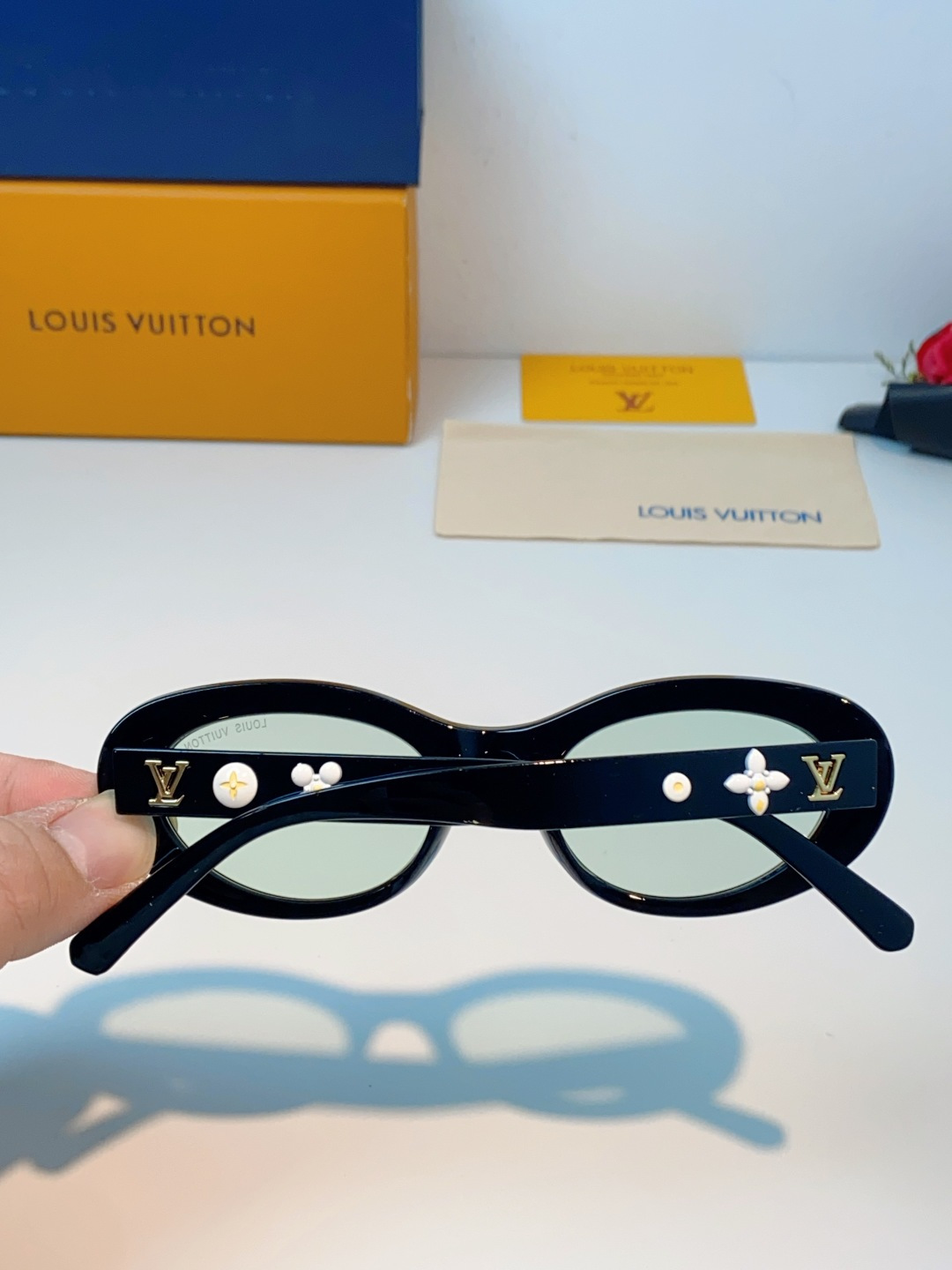 LouisVuitton路易威登 2026LV专属标识细节，镜腿上的金色LV字母、Monogram徽章与