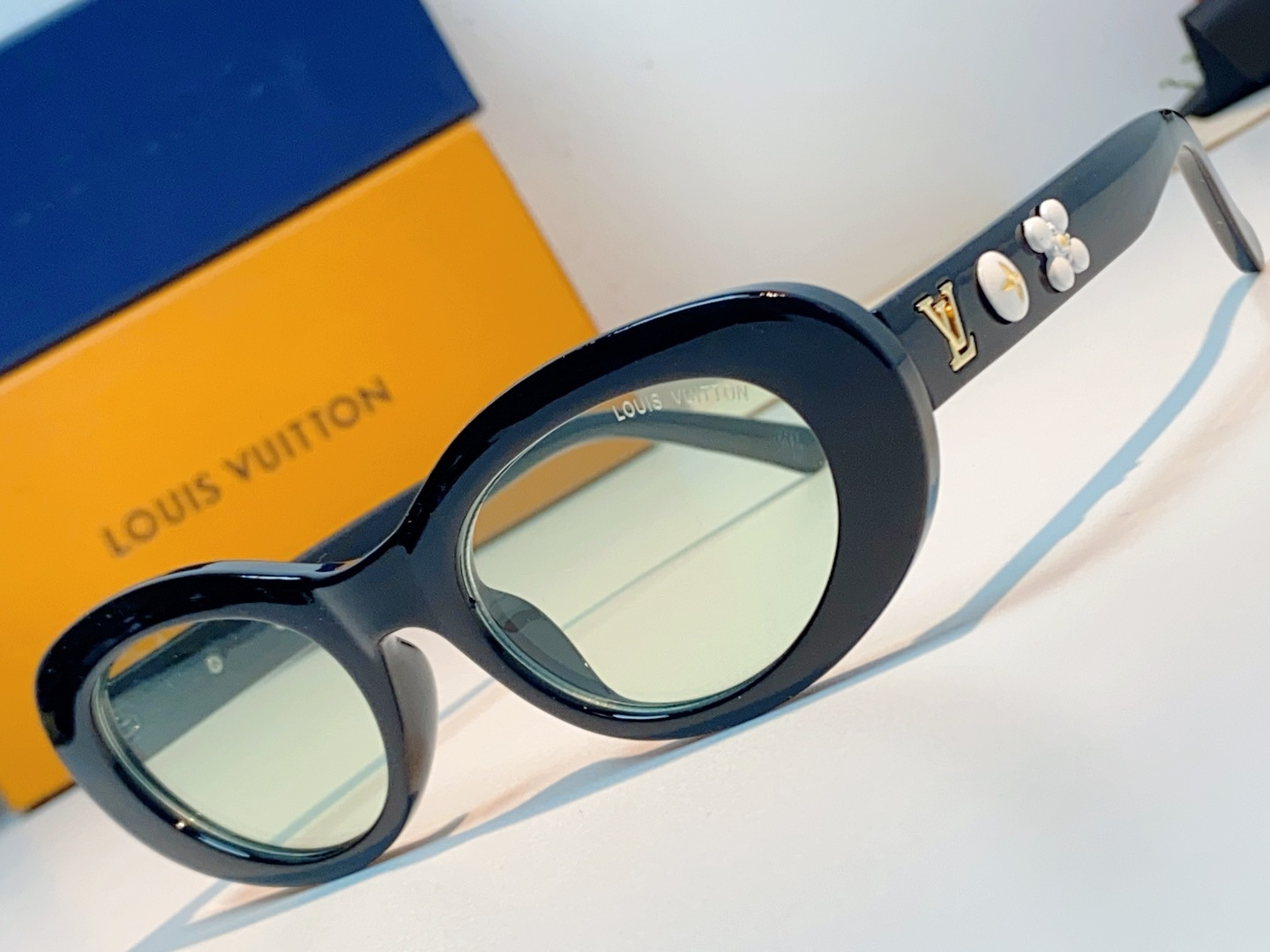 LouisVuitton路易威登 2026LV专属标识细节，镜腿上的金色LV字母、Monogram徽章与