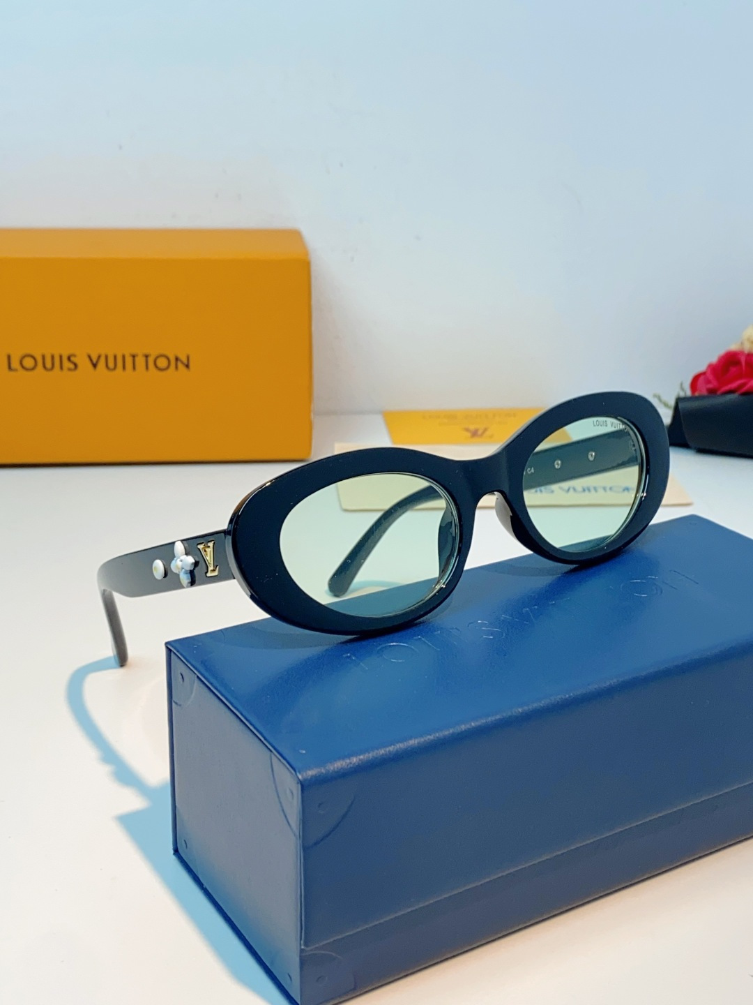 LouisVuitton路易威登 2026LV专属标识细节，镜腿上的金色LV字母、Monogram徽章与