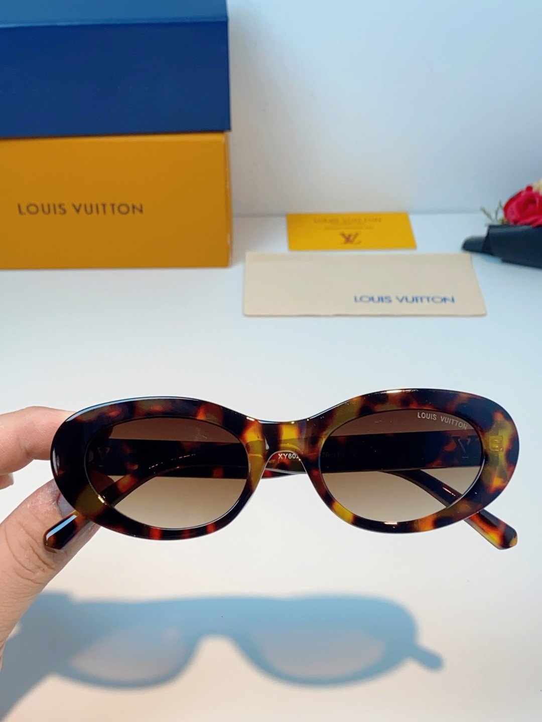 LouisVuitton路易威登 2026LV专属标识细节，镜腿上的金色LV字母、Monogram徽章与