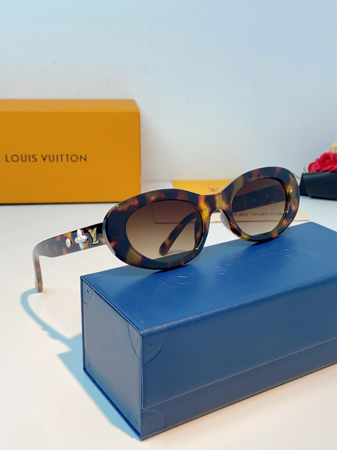 LouisVuitton路易威登 2026LV专属标识细节，镜腿上的金色LV字母、Monogram徽章与