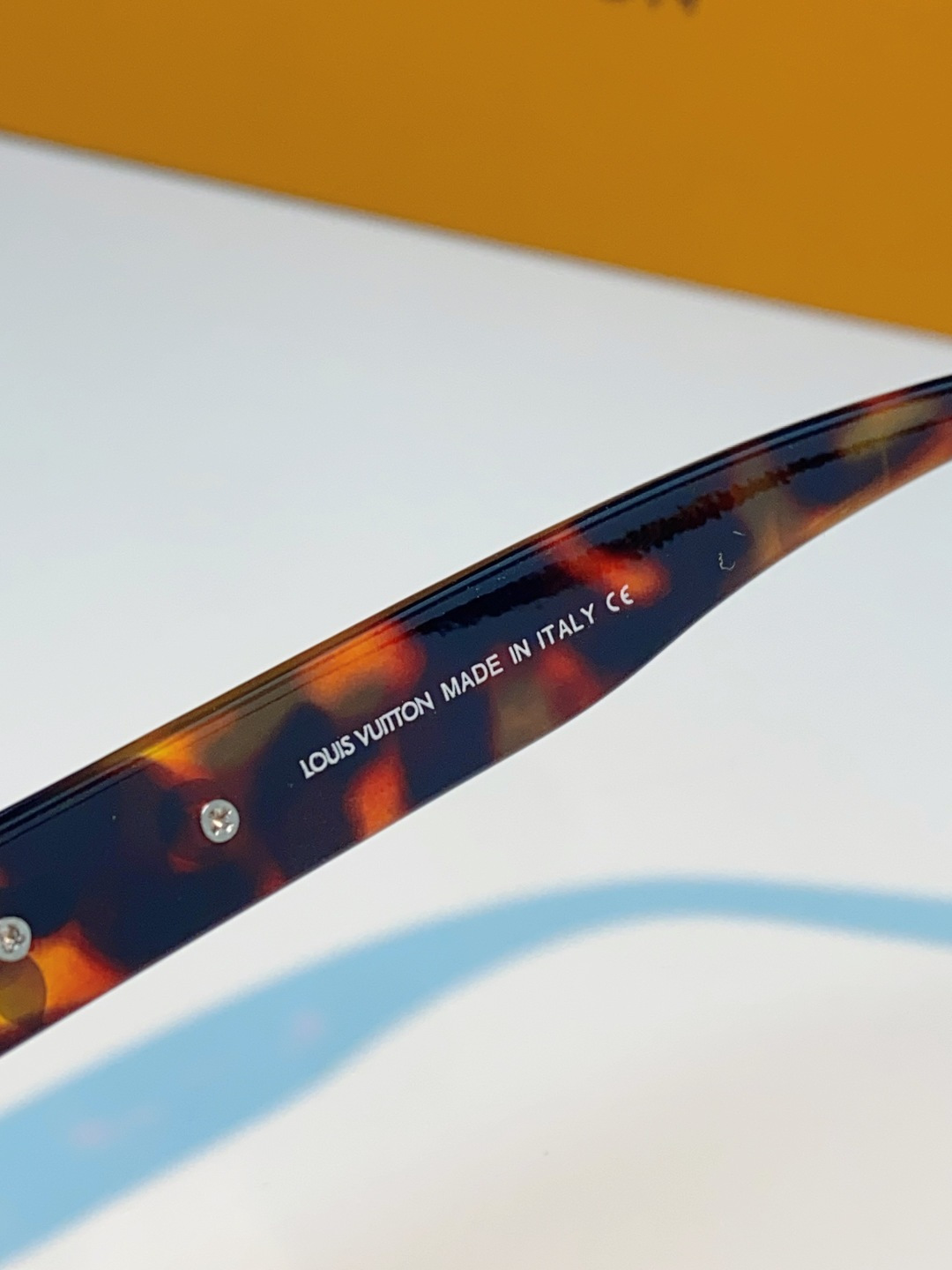 LouisVuitton路易威登 2026LV专属标识细节，镜腿上的金色LV字母、Monogram徽章与