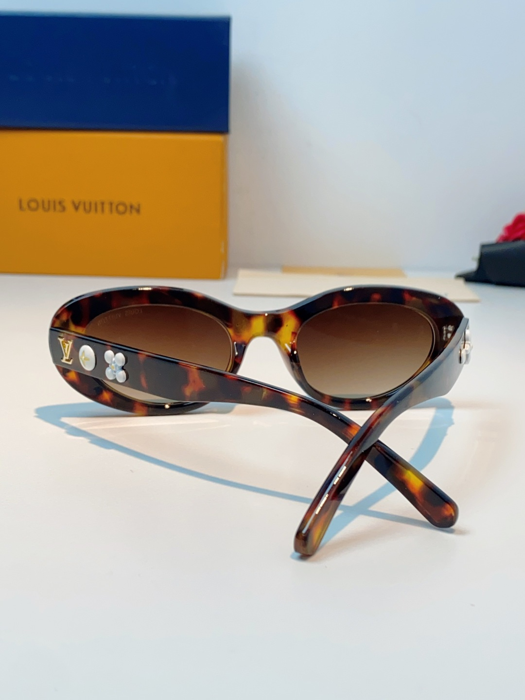 LouisVuitton路易威登 2026LV专属标识细节，镜腿上的金色LV字母、Monogram徽章与