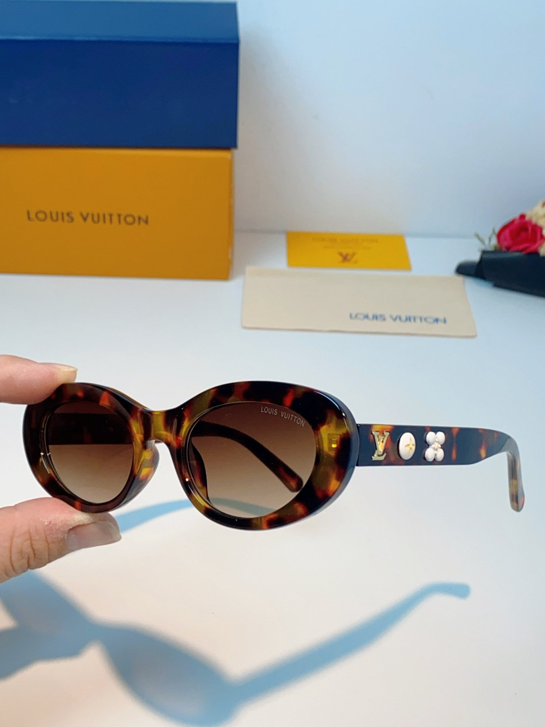 LouisVuitton路易威登 2026LV专属标识细节，镜腿上的金色LV字母、Monogram徽章与