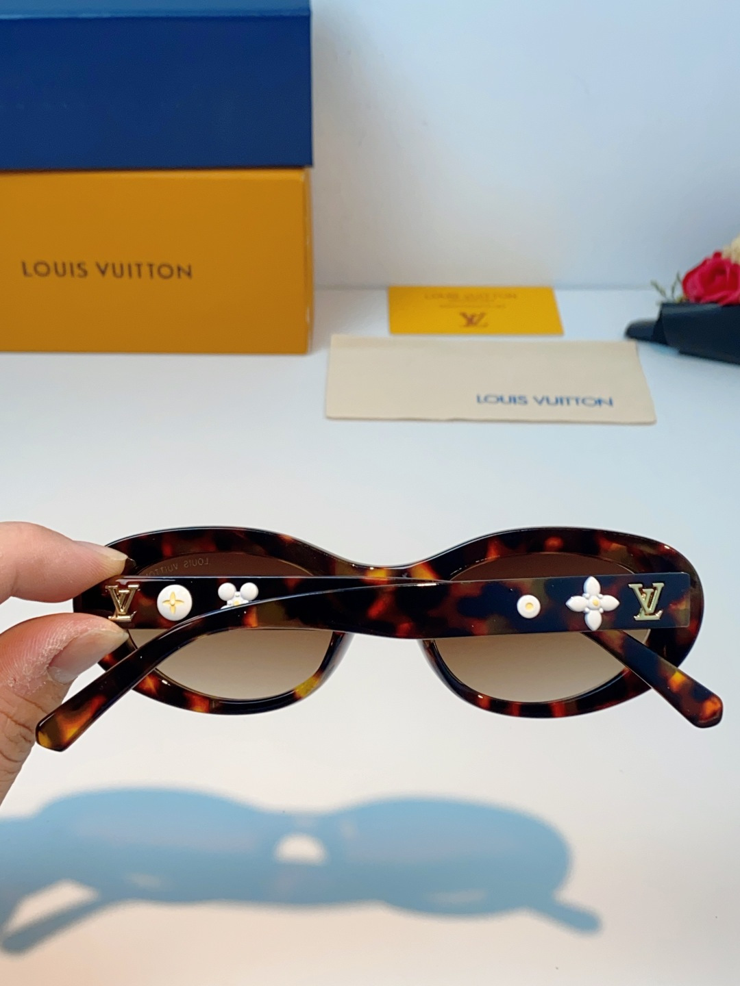 LouisVuitton路易威登 2026LV专属标识细节，镜腿上的金色LV字母、Monogram徽章与