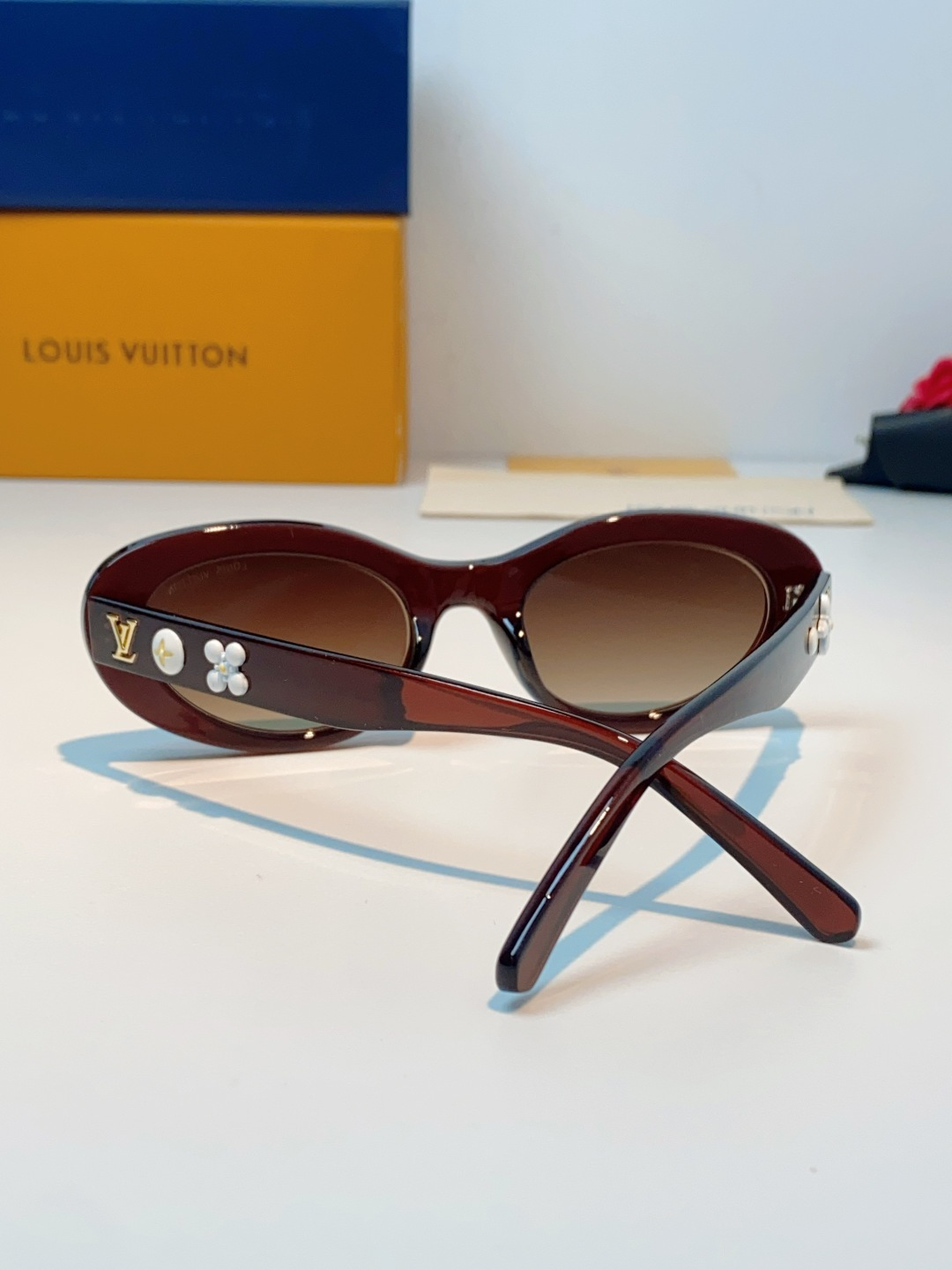 LouisVuitton路易威登 2026LV专属标识细节，镜腿上的金色LV字母、Monogram徽章与