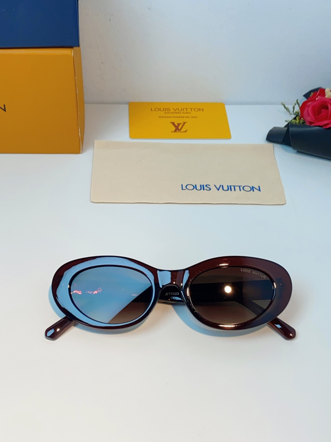 LouisVuitton路易威登 2026LV专属标识细节，镜腿上的金色LV字母、Monogram徽章与