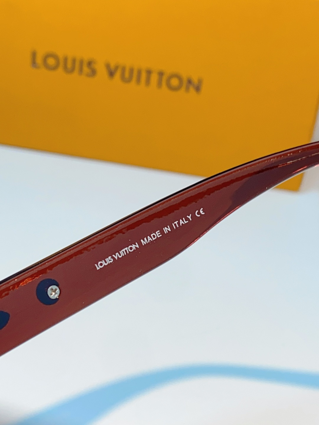 LouisVuitton路易威登 2026LV专属标识细节，镜腿上的金色LV字母、Monogram徽章与
