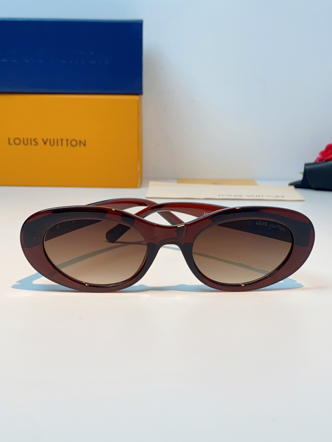 LouisVuitton路易威登 2026LV专属标识细节，镜腿上的金色LV字母、Monogram徽章与