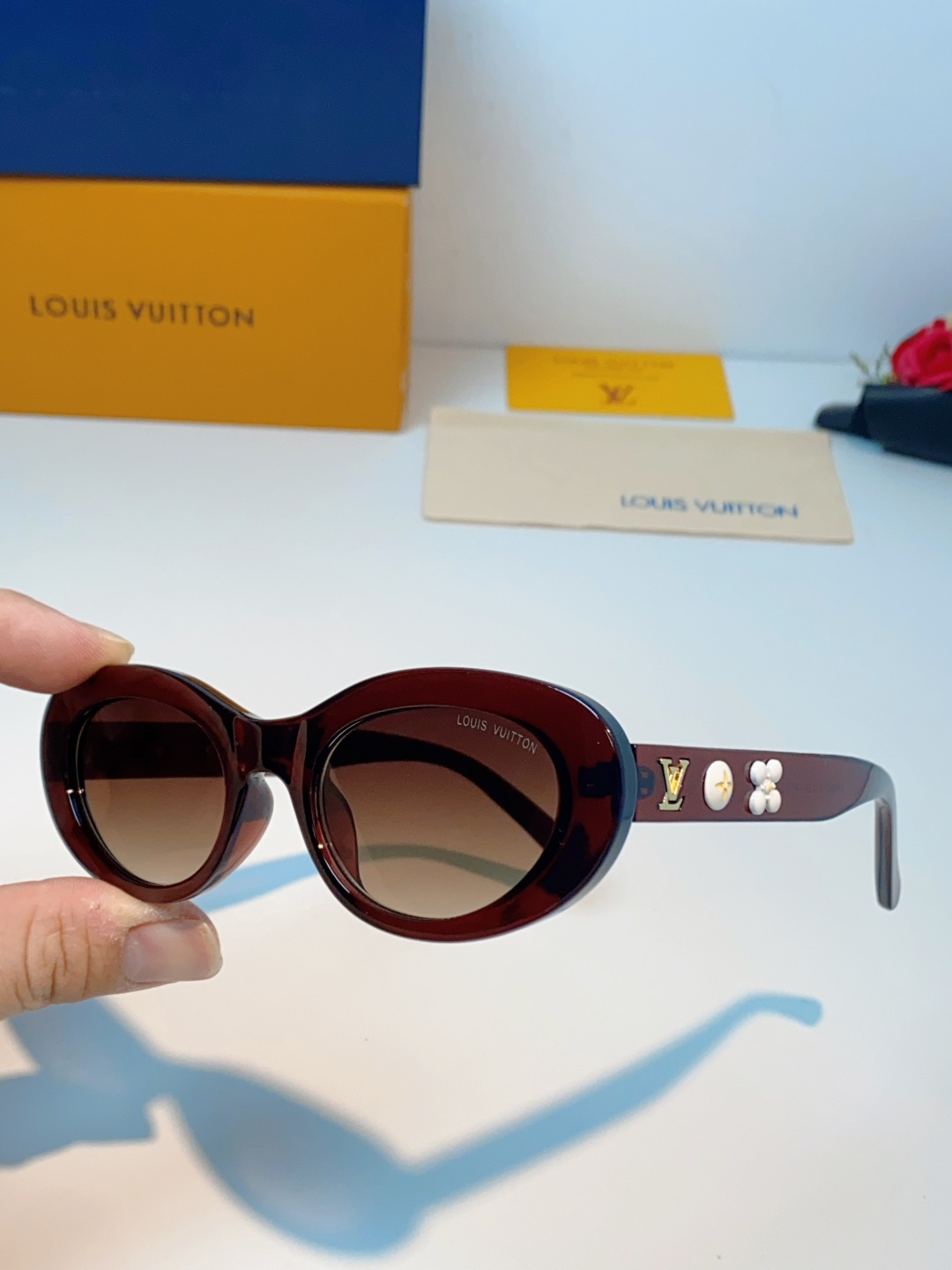 LouisVuitton路易威登 2026LV专属标识细节，镜腿上的金色LV字母、Monogram徽章与