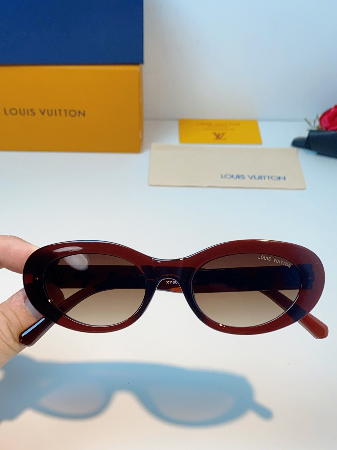 LouisVuitton路易威登 2026LV专属标识细节，镜腿上的金色LV字母、Monogram徽章与