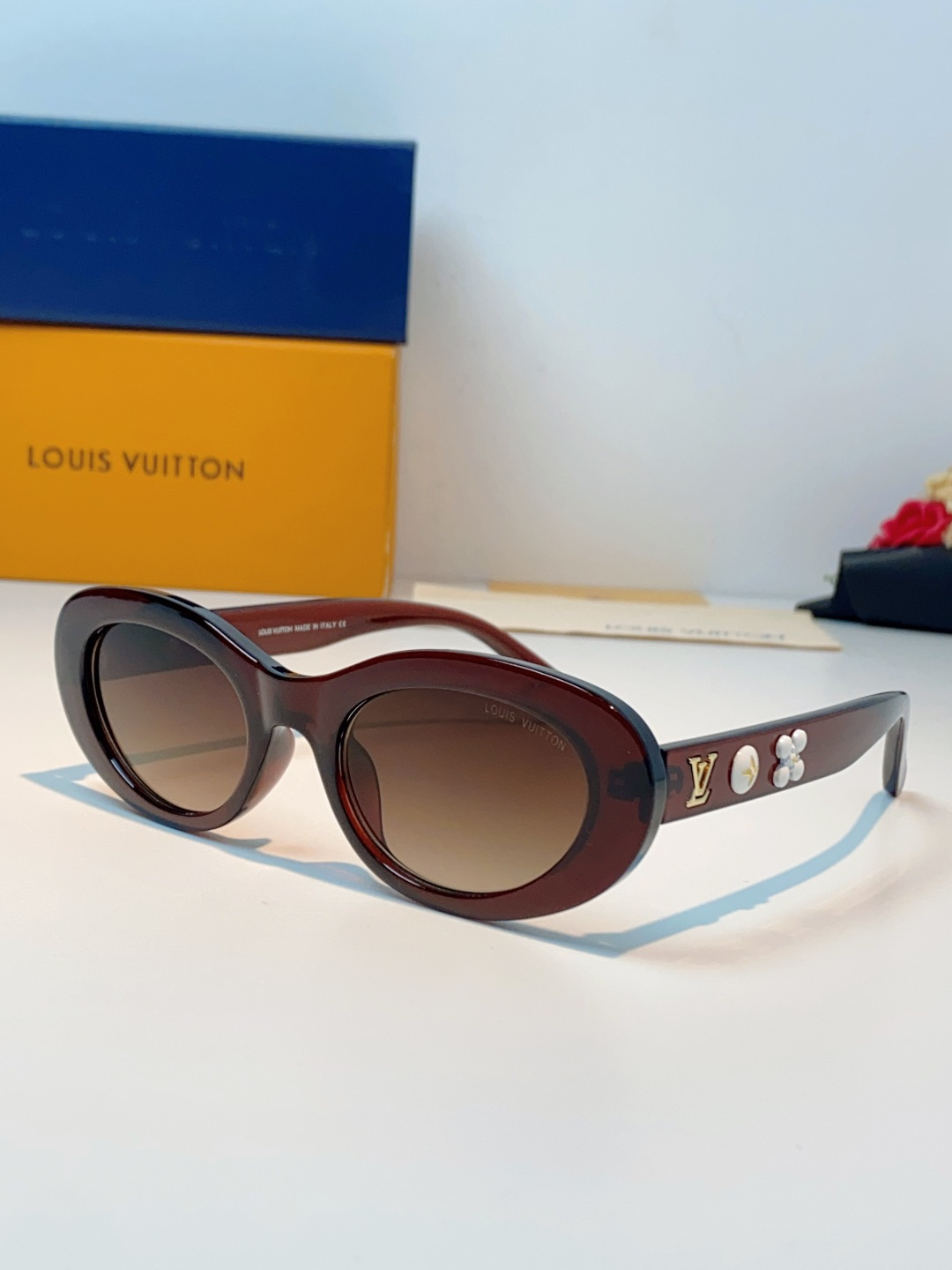 LouisVuitton路易威登 2026LV专属标识细节，镜腿上的金色LV字母、Monogram徽章与