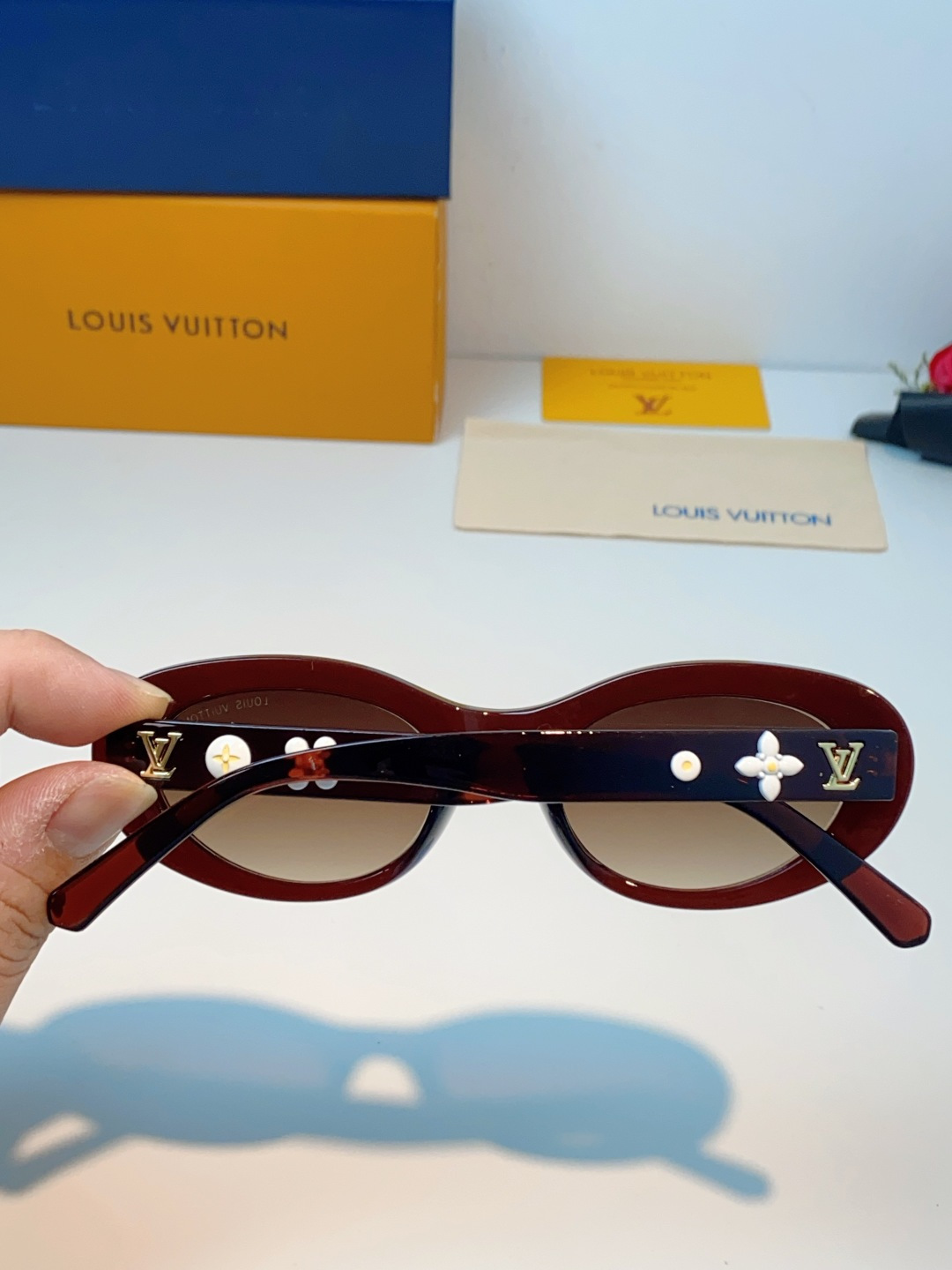 LouisVuitton路易威登 2026LV专属标识细节，镜腿上的金色LV字母、Monogram徽章与
