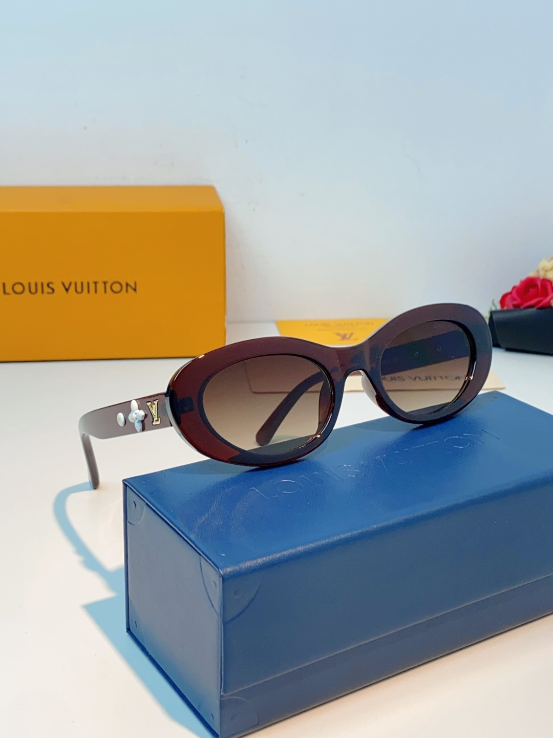 LouisVuitton路易威登 2026LV专属标识细节，镜腿上的金色LV字母、Monogram徽章与