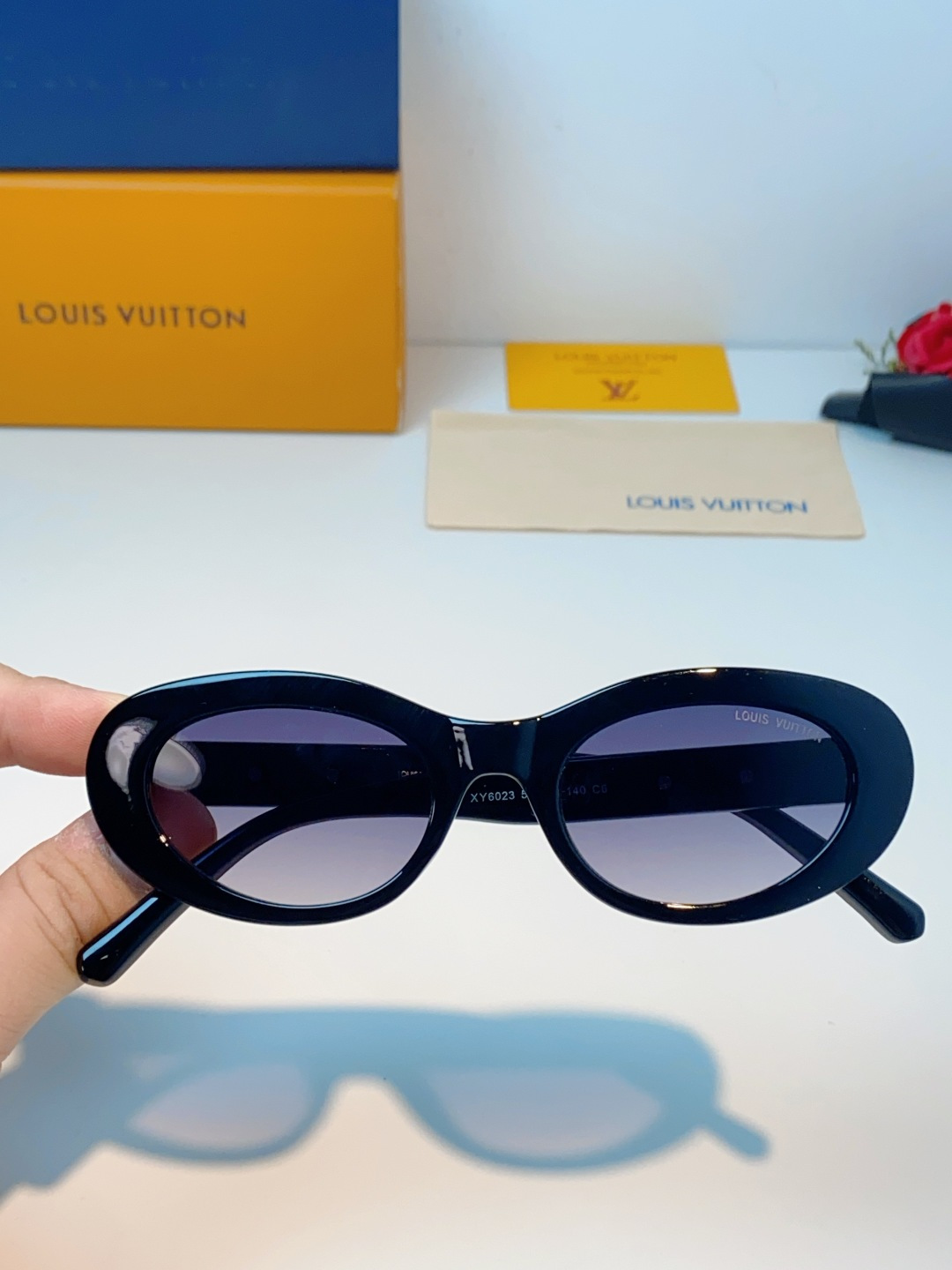 LouisVuitton路易威登 2026LV专属标识细节，镜腿上的金色LV字母、Monogram徽章与