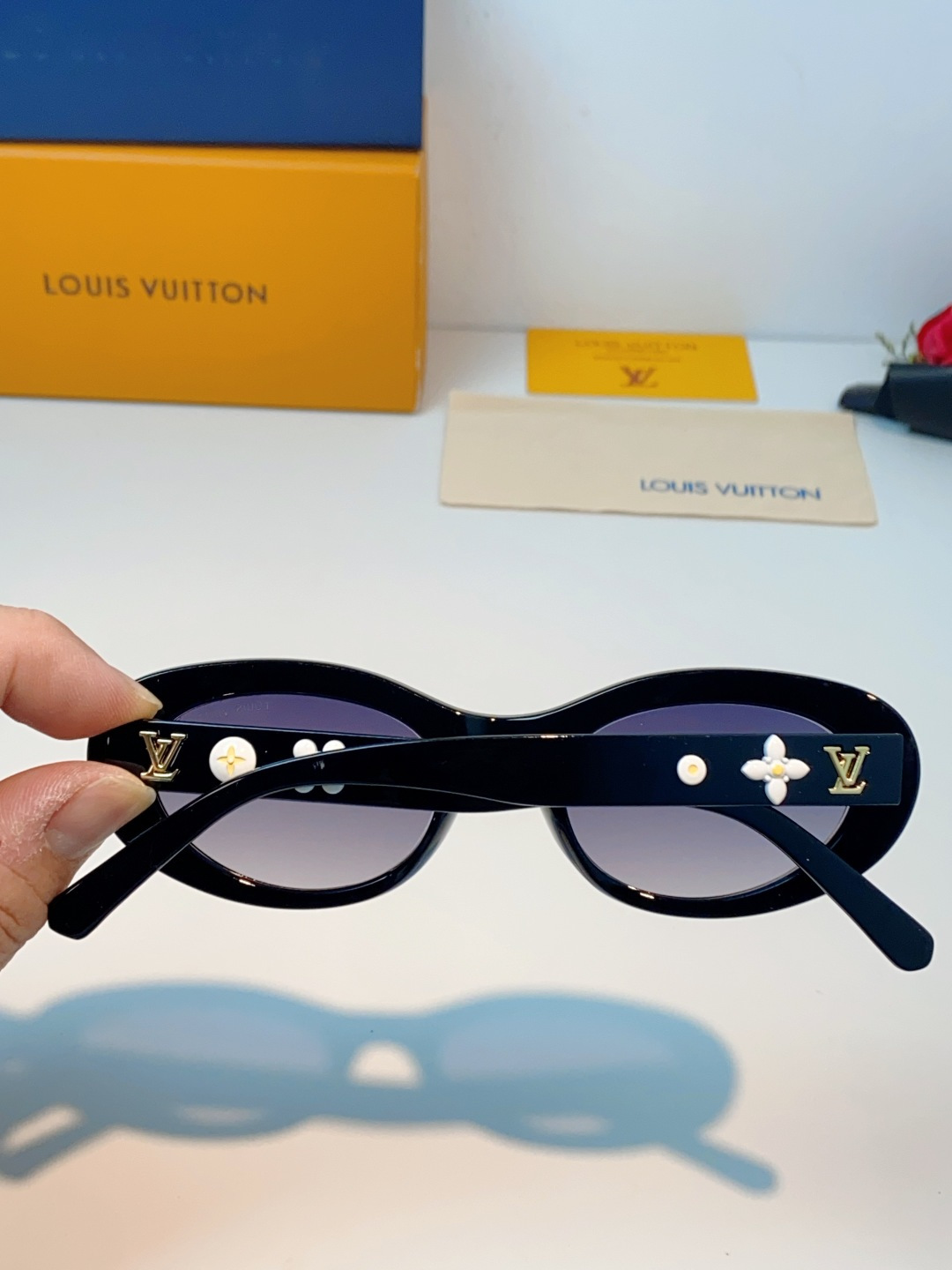 LouisVuitton路易威登 2026LV专属标识细节，镜腿上的金色LV字母、Monogram徽章与