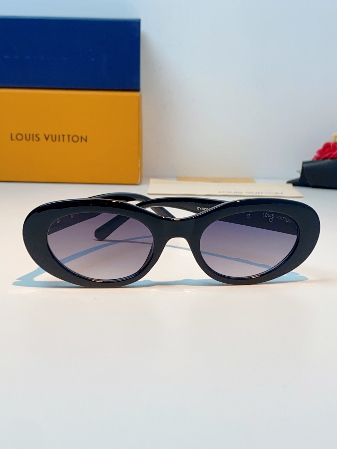 LouisVuitton路易威登 2026LV专属标识细节，镜腿上的金色LV字母、Monogram徽章与